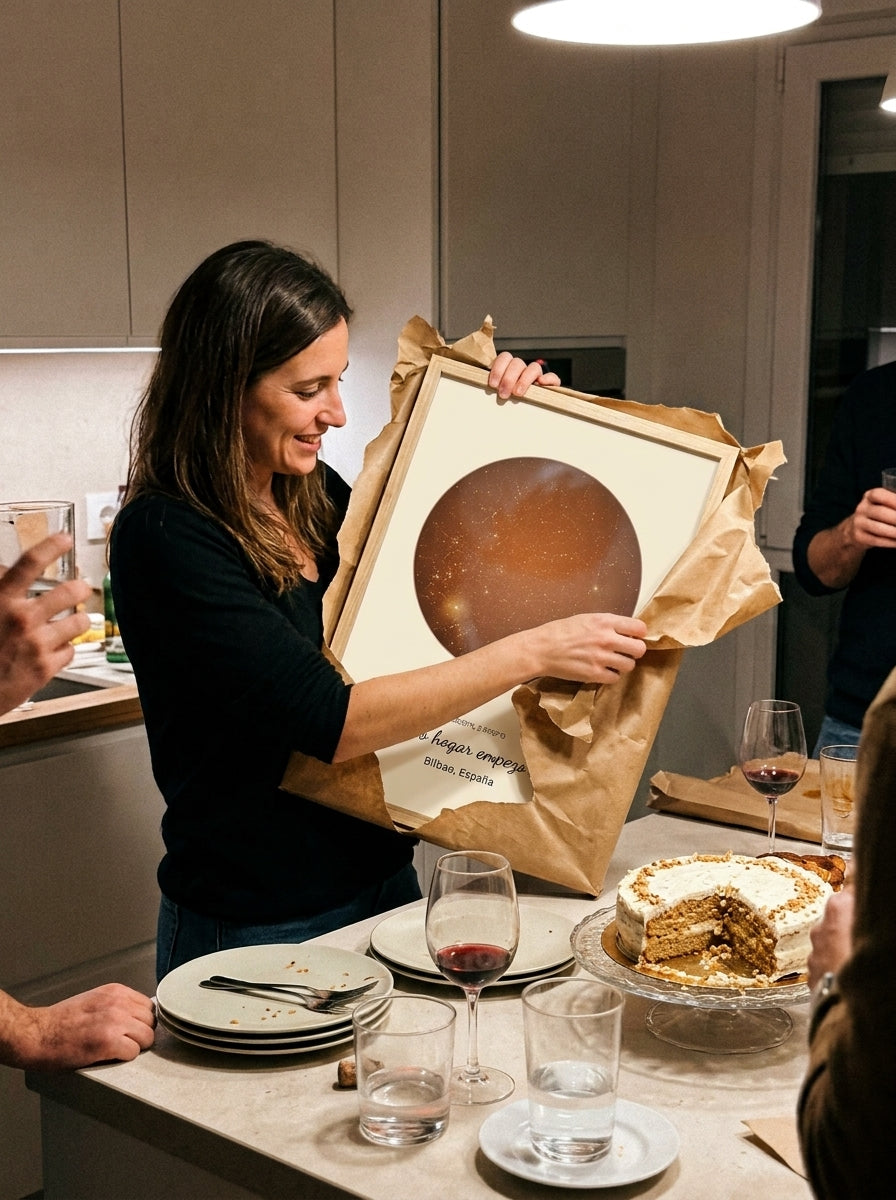 Abriendo el regalo del cuadro mapa estelar personalizado de casa nueva en una comida familiar