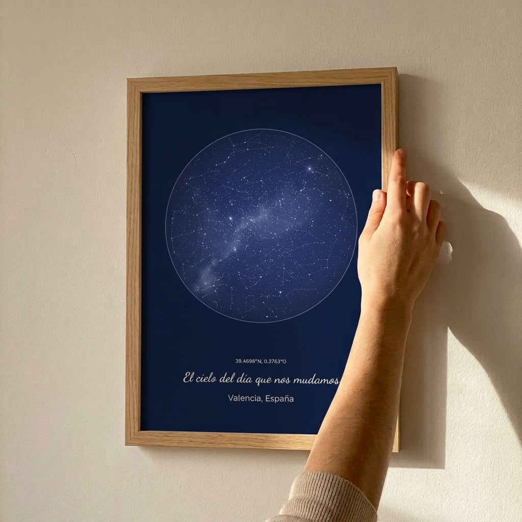 Enderezando el cuadro mapa estelar personalizado de casa nueva recién colgado en la pared