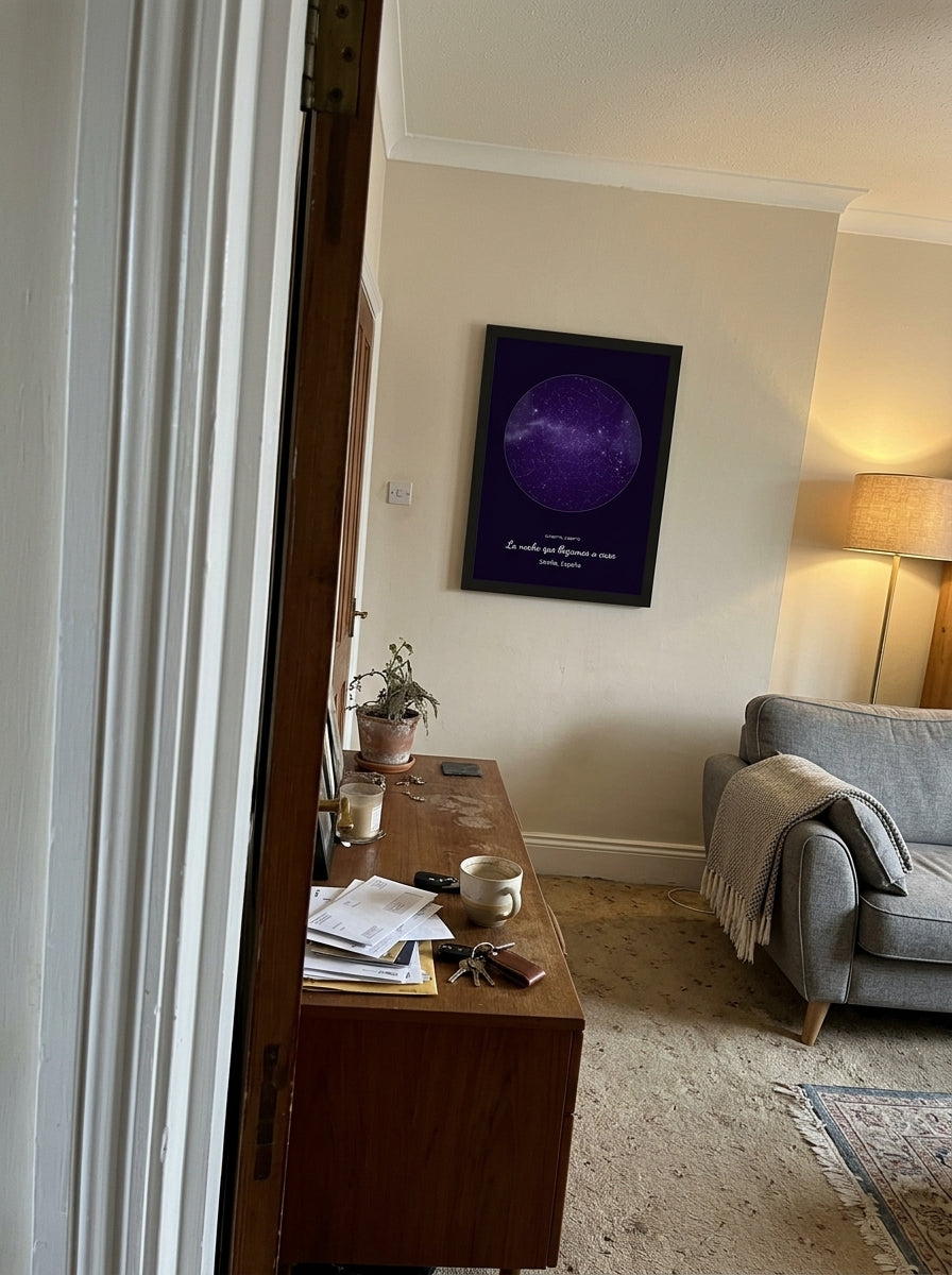 El cuadro mapa estelar personalizado de casa nueva visto desde la puerta del salón