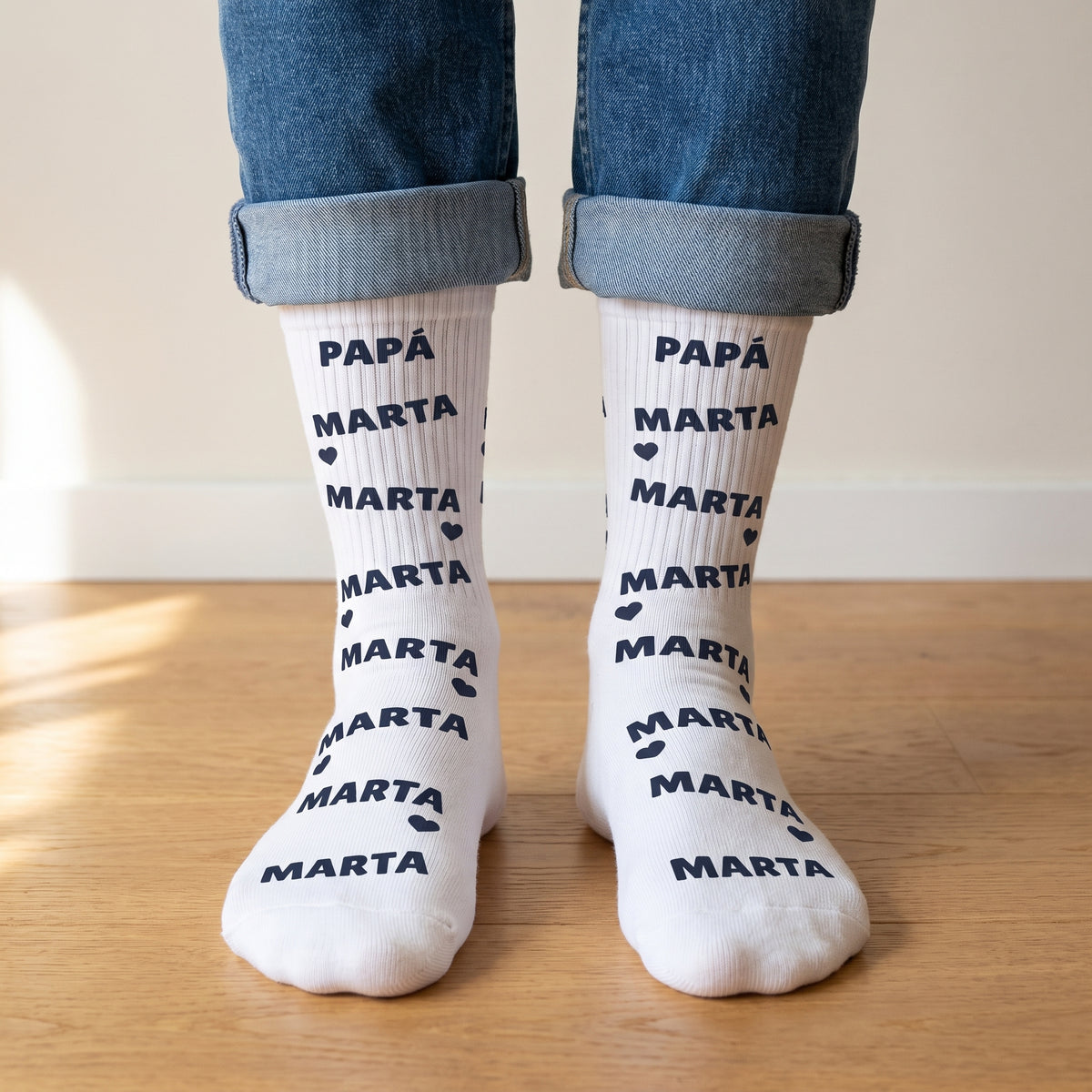 Calcetines personalizados con nombres: PAPÁ en la caña y el nombre de su hija repetido por los dos calcetines, puestos