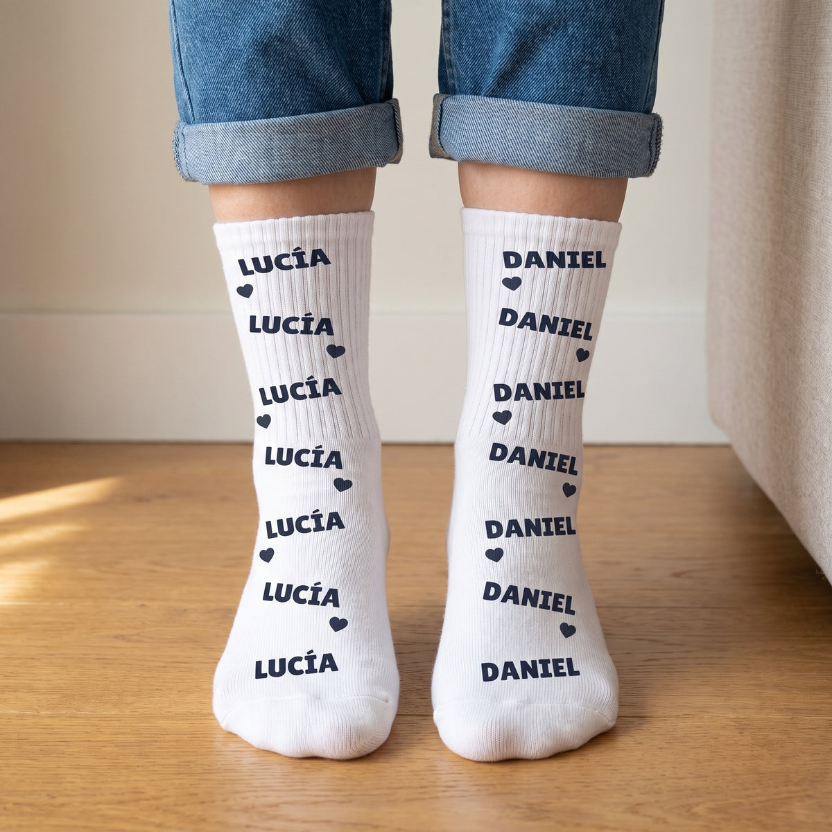 Calcetines de pareja con un nombre en cada uno, Lucía en el izquierdo y Daniel en el derecho
