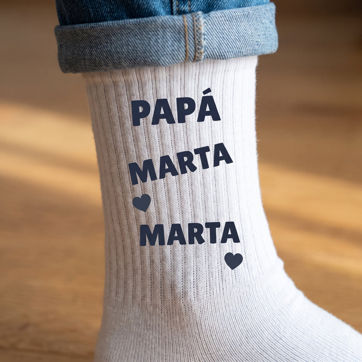 Detalle de la caña del calcetín con PAPÁ y el nombre MARTA impresos sobre el punto de canalé