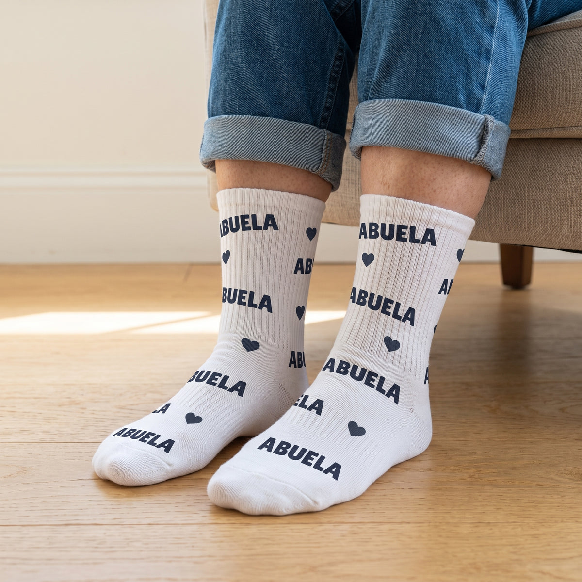 Calcetines con ABUELA en letras grandes repetidas por todo el calcetín, puestos