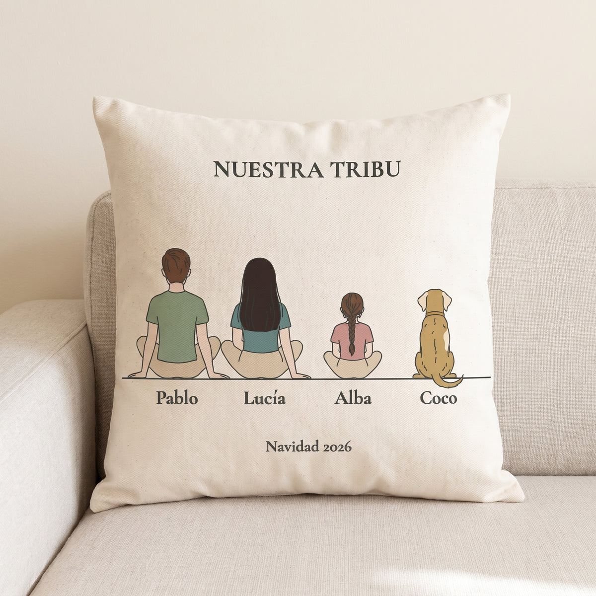 Cojín 40×40 «Nuestra tribu» con la familia de espaldas y sus nombres