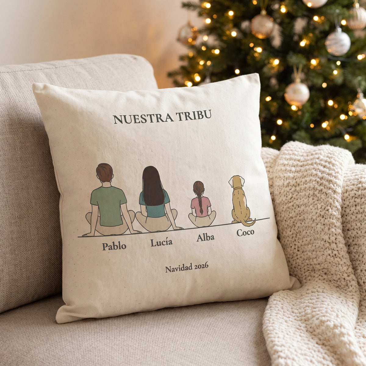 Cojín «Nuestra tribu» personalizado en el sofá junto al árbol de Navidad