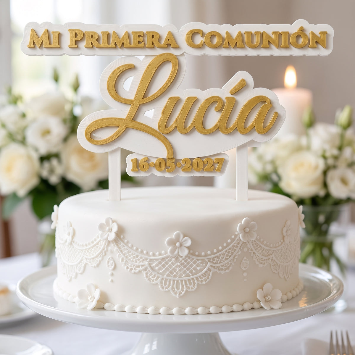 Cake topper de Primera Comunión personalizado con el nombre Lucía, impreso en 3D, sobre la tarta