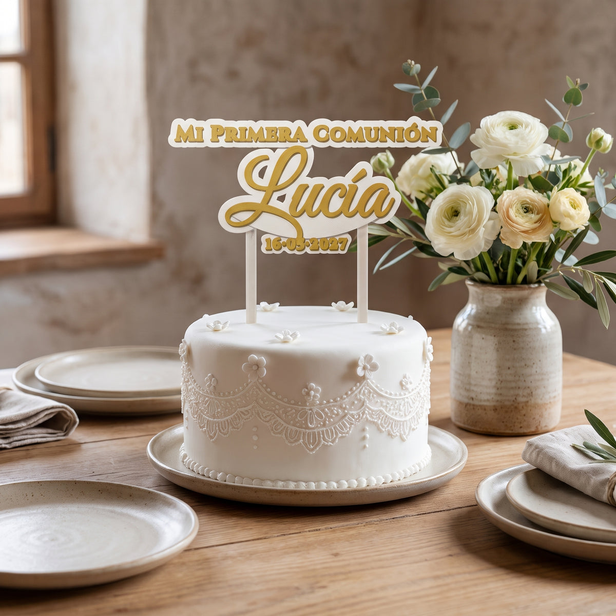 Mesa de celebración con la tarta y el cake topper de Primera Comunión personalizado