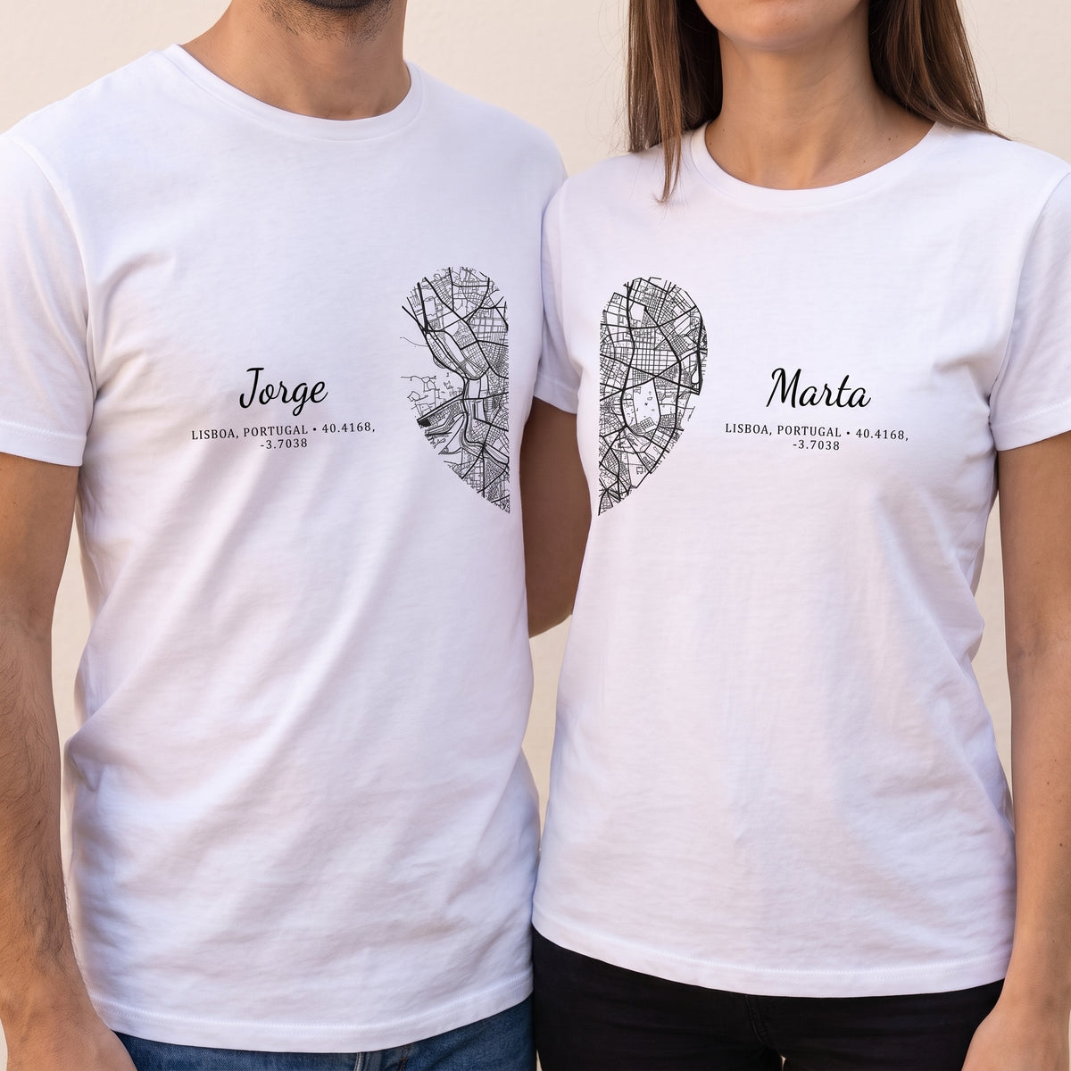 Pareja con las dos camisetas puestas, una al lado de la otra: las dos mitades del mapa de Madrid forman un corazón entero