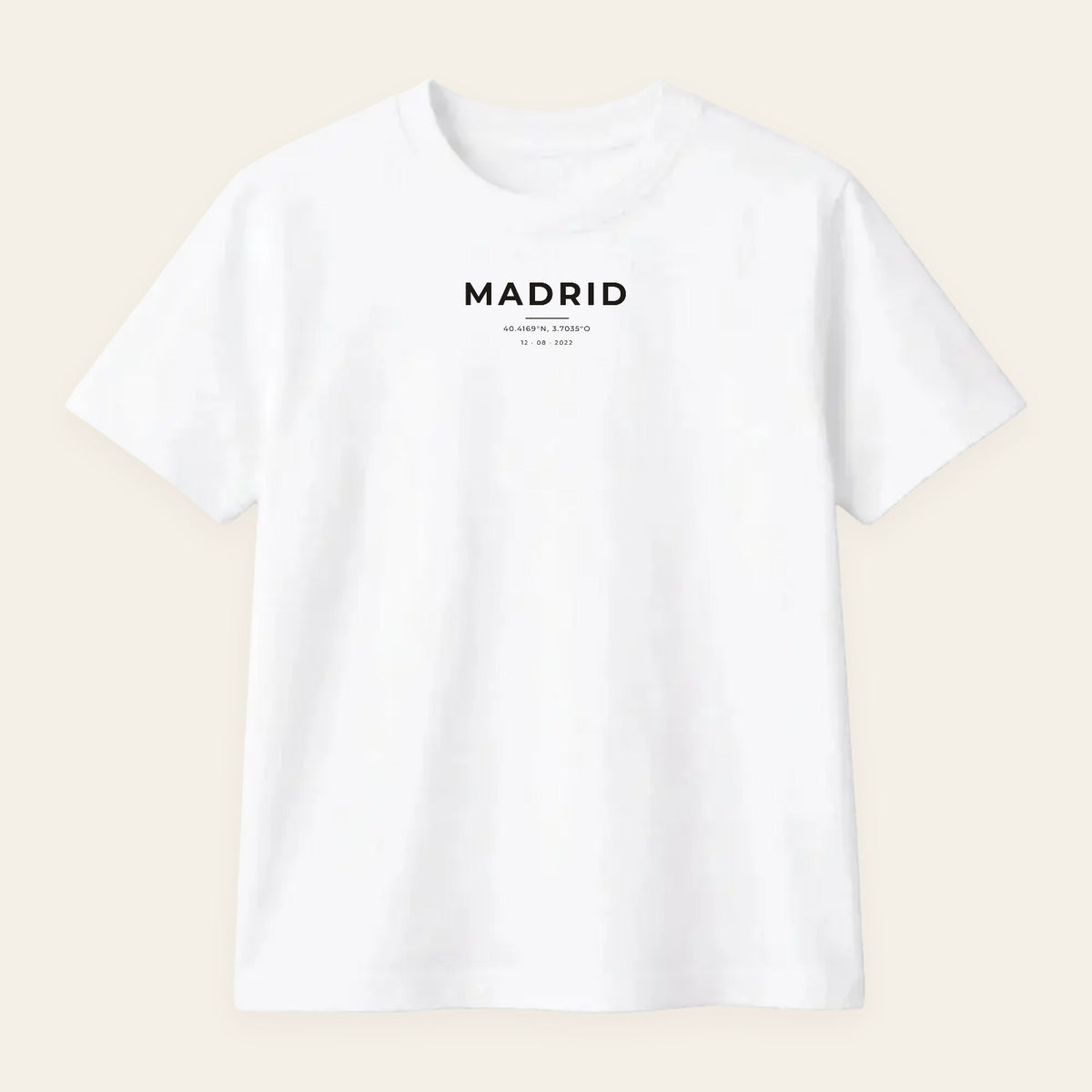 Camiseta blanca personalizada con Madrid y sus coordenadas, estampado en el pecho