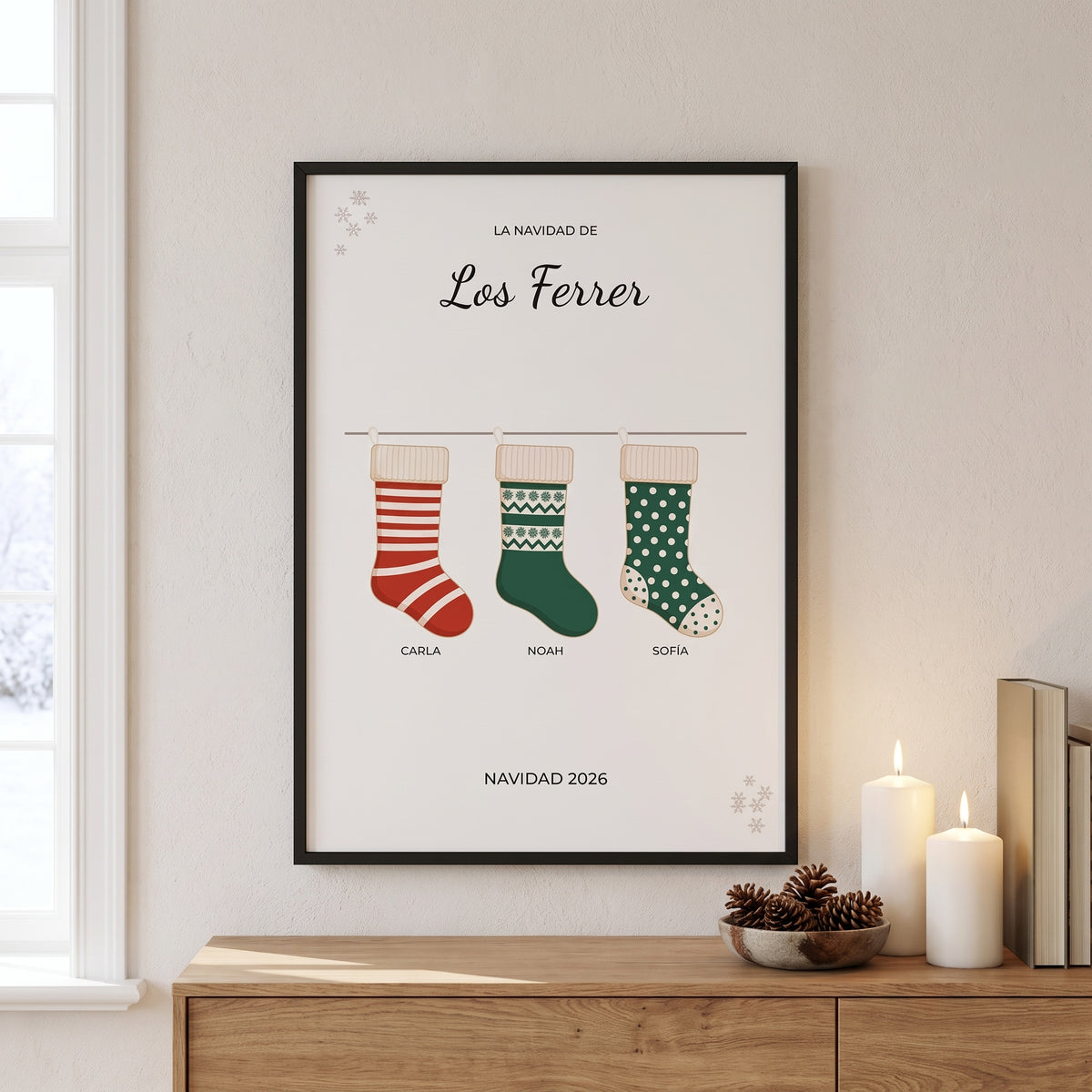 Cuadro de Navidad personalizado con tres medias y los nombres de la familia, colgado en el salón