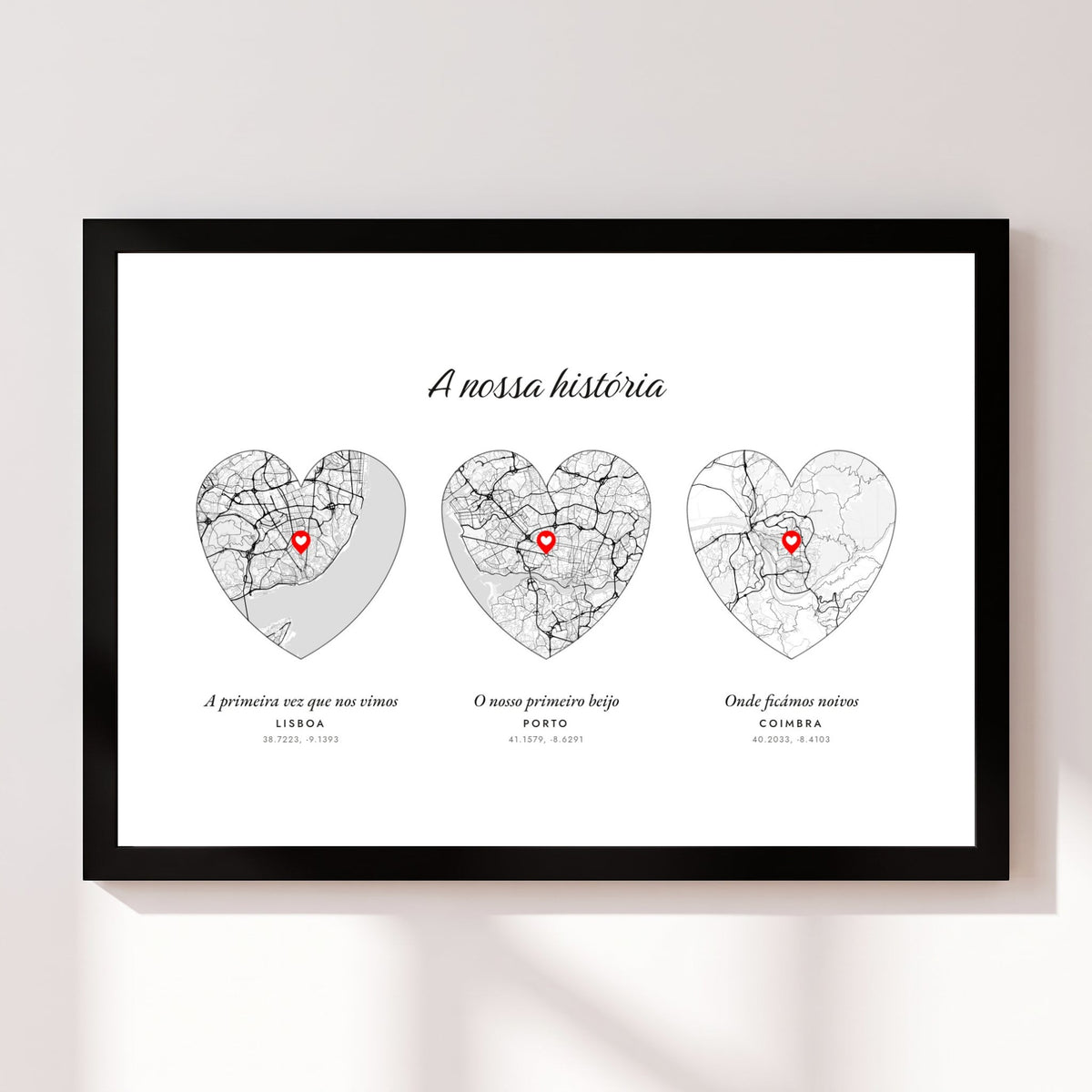 Cuadro 3 lugares apaisado: tres mapas en forma de corazón de Madrid, Barcelona y Sevilla con los momentos de la pareja, marco negro