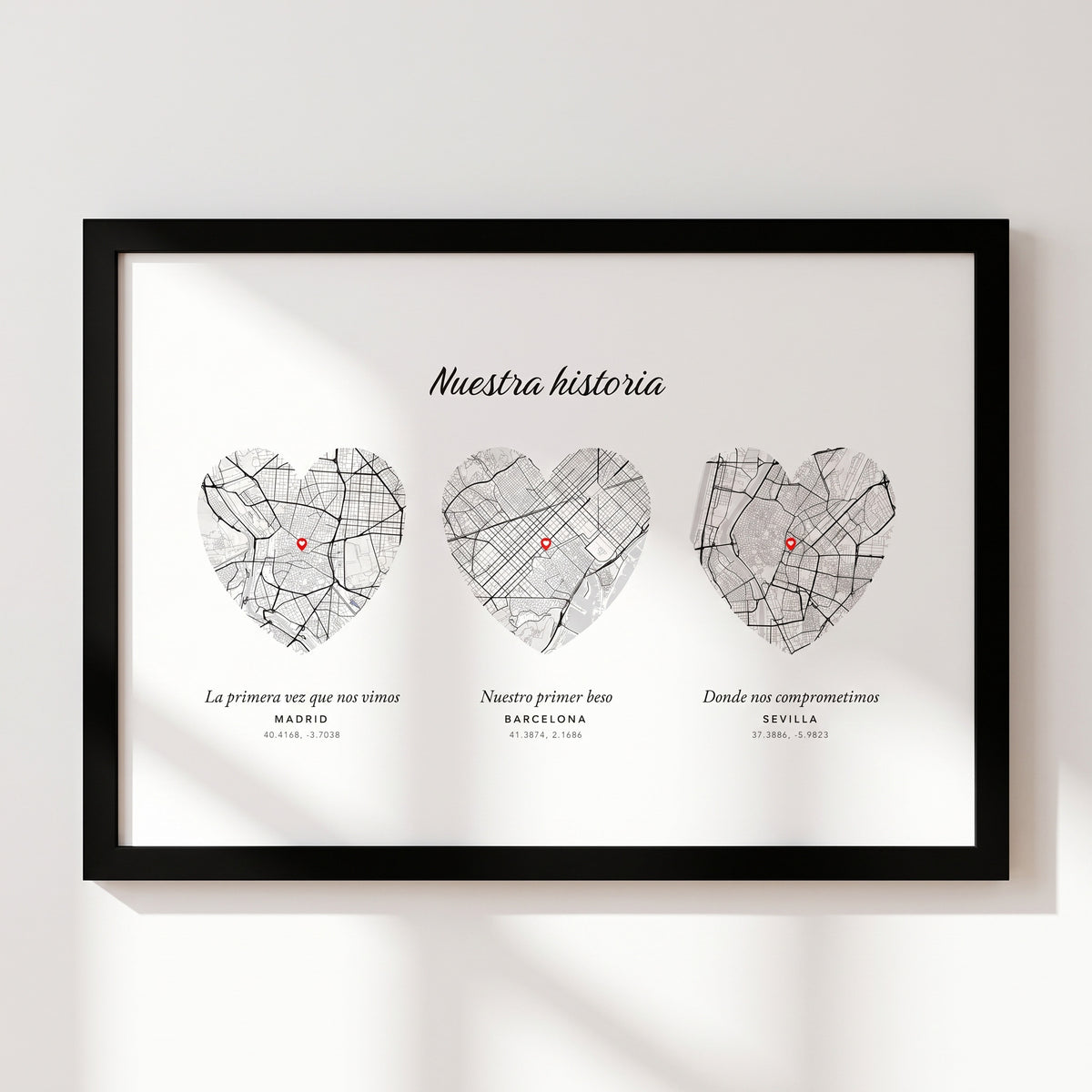 Cuadro 3 lugares apaisado: tres mapas en forma de corazón de Madrid, Barcelona y Sevilla con los momentos de la pareja, marco negro
