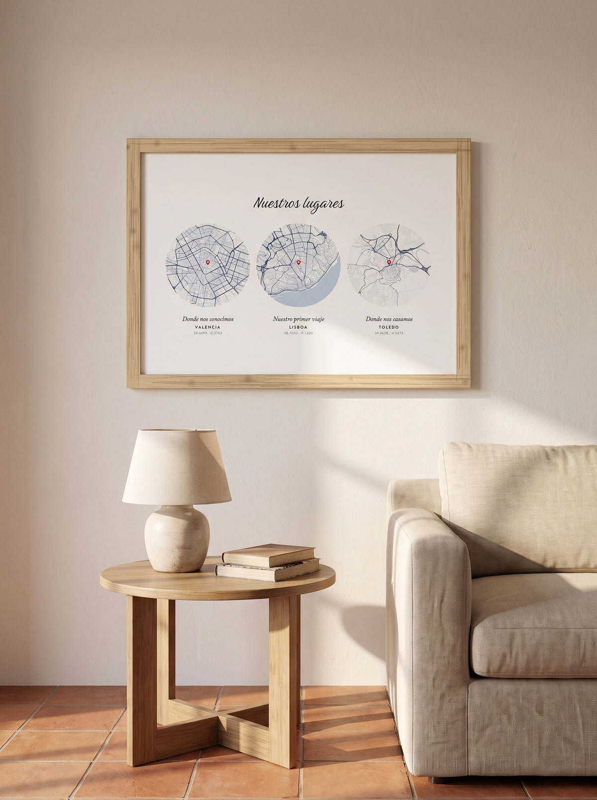 Cuadro con tres mapas circulares de Valencia, Lisboa y Toledo en azul marino, marco de madera, colgado en un salón