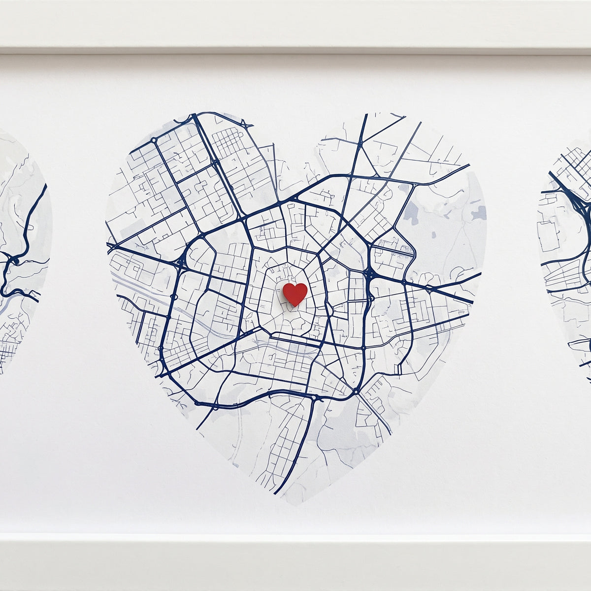 Detalle de uno de los mapas en forma de corazón con su marcador rojo
