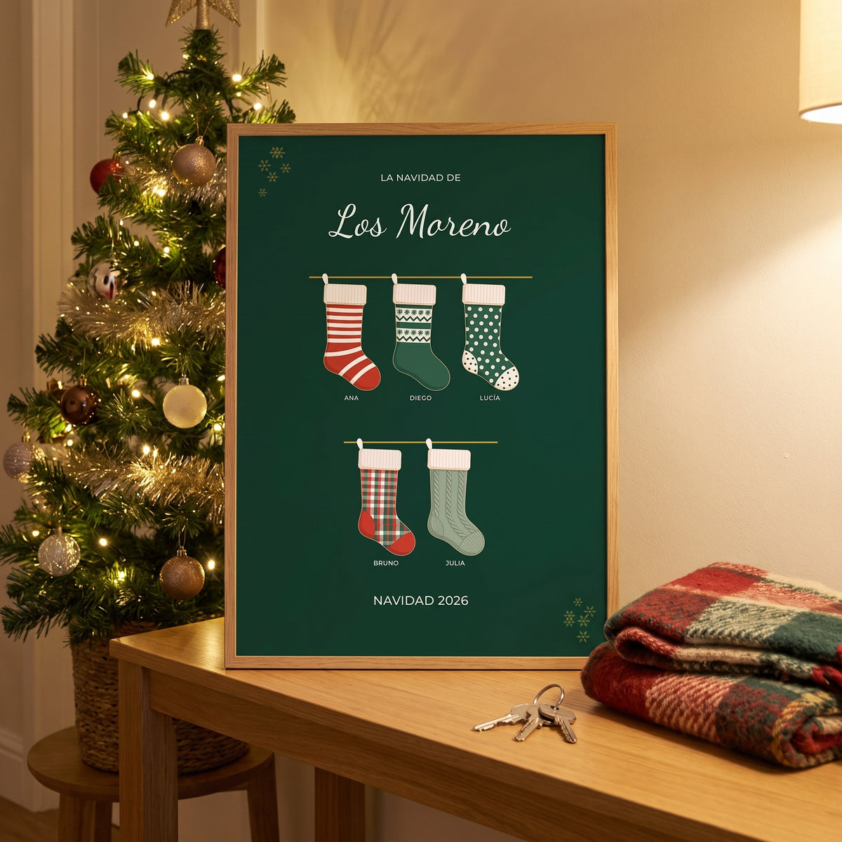 Lámina de Navidad personalizada para cinco, apoyada en un recibidor junto al árbol