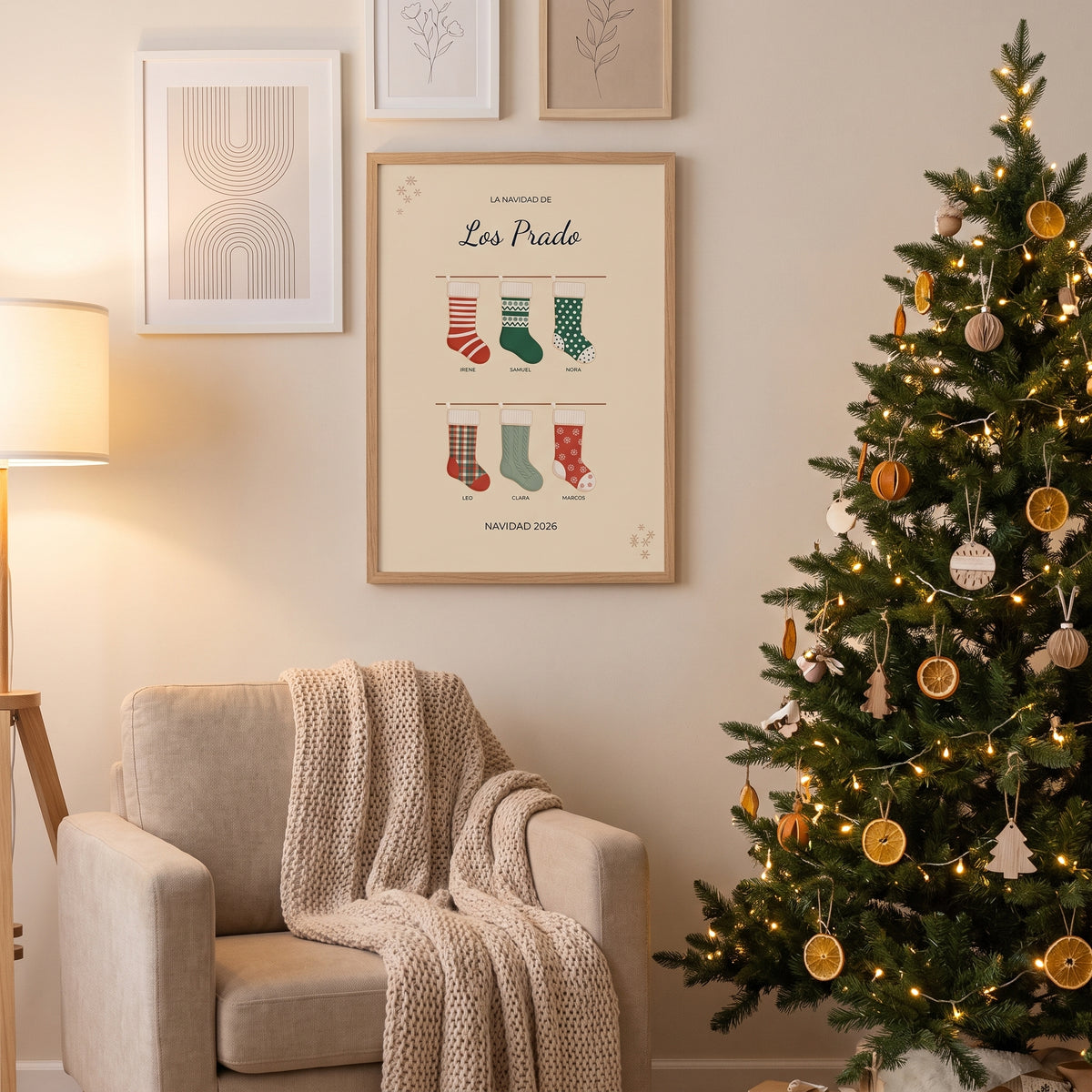 Cuadro de Navidad con seis medias y los nombres de la familia, junto al árbol
