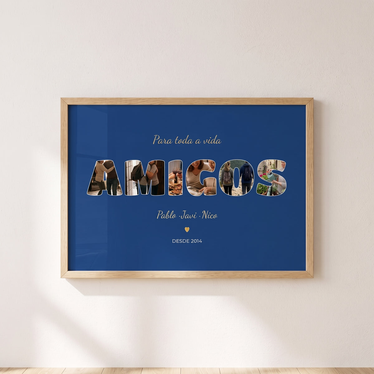 Quadro personalizado para amigos con fotos dentro de las letras, enmarcado y colgado en una pared clara