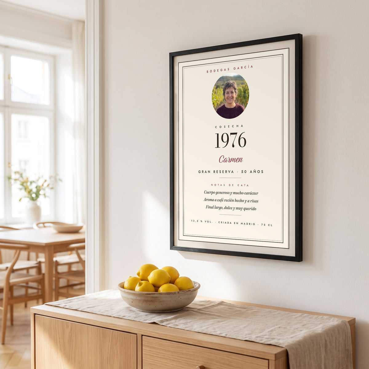 Cuadro «Añada» personalizado, etiqueta de vino con el año 1976 y el nombre Carmen, con su foto en medallón, colgado en el comedor