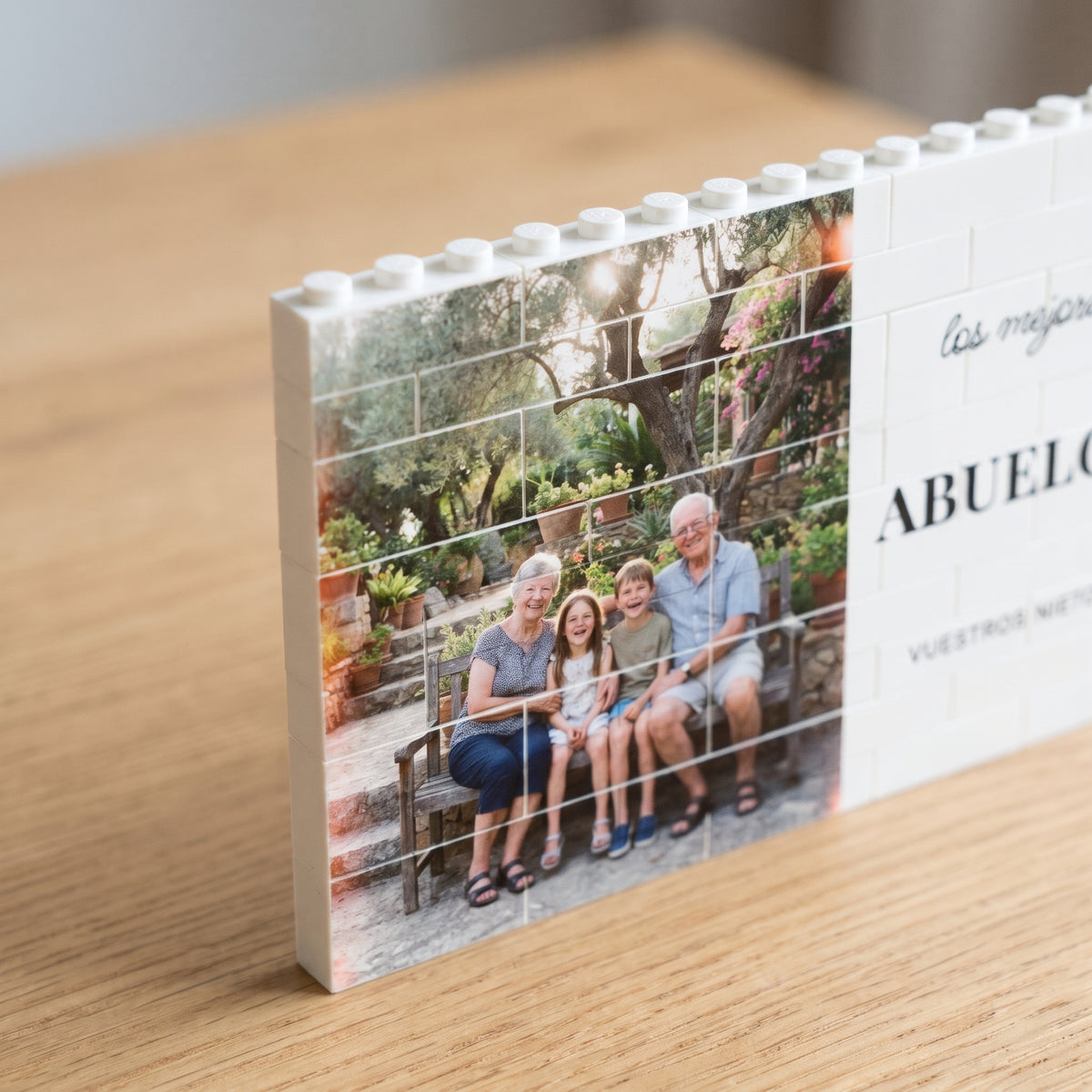 Cuadro de bloques para abuelos con foto, detalle de las tachuelas y las juntas de los bloques