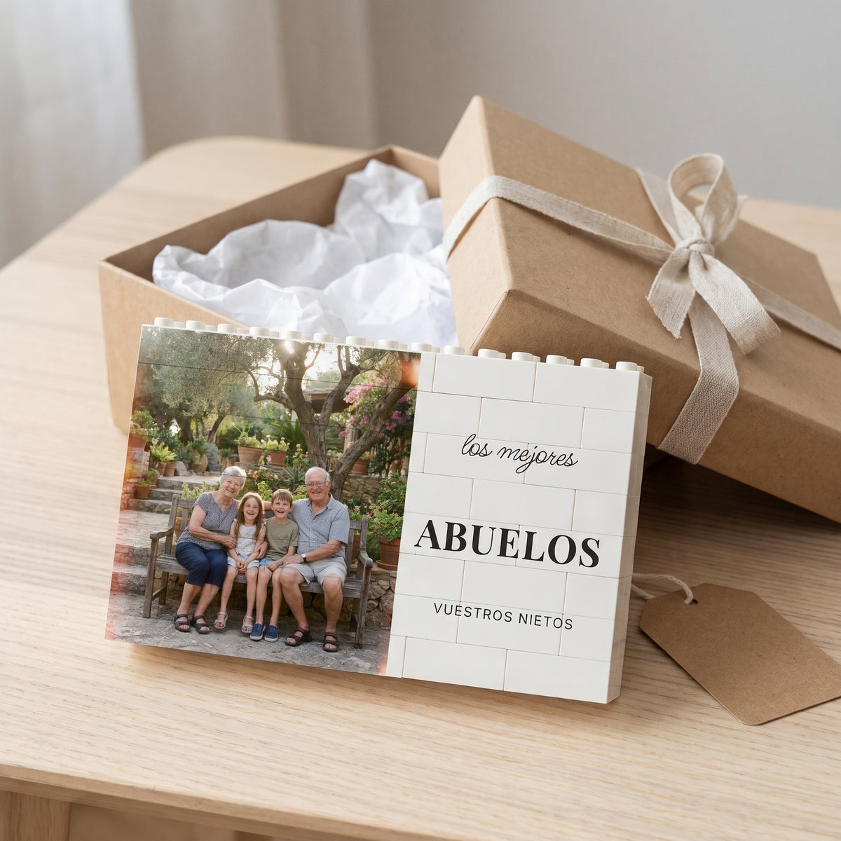 Cuadro de bloques para abuelos con foto, junto a la caja de regalo