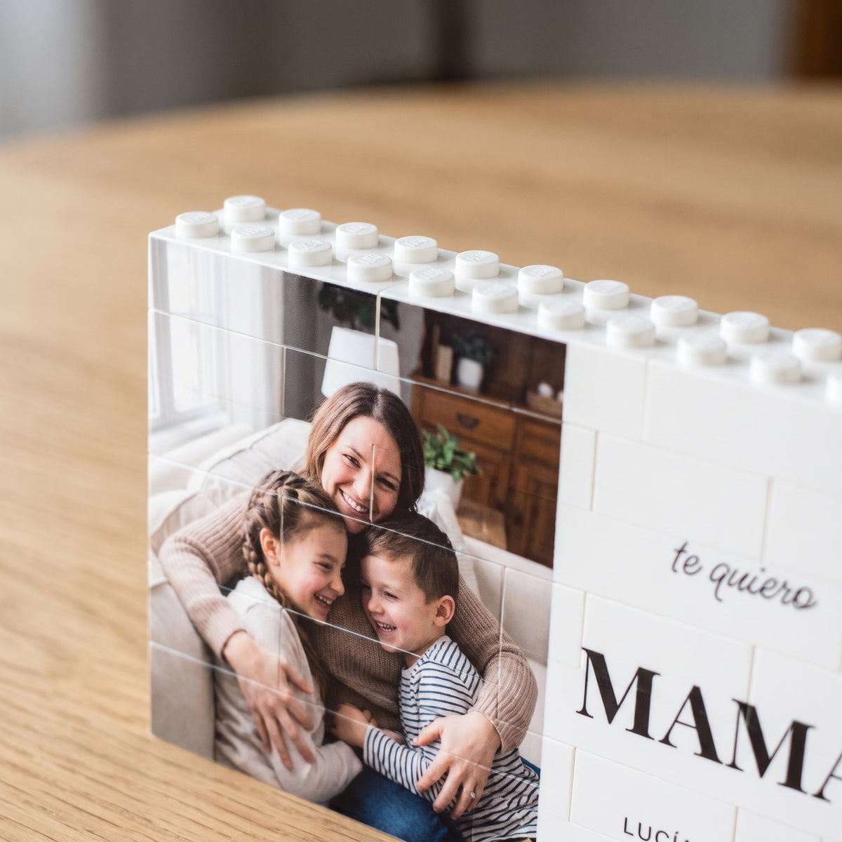 Cuadro de bloques para mamá con foto, detalle de las tachuelas y las juntas de los bloques