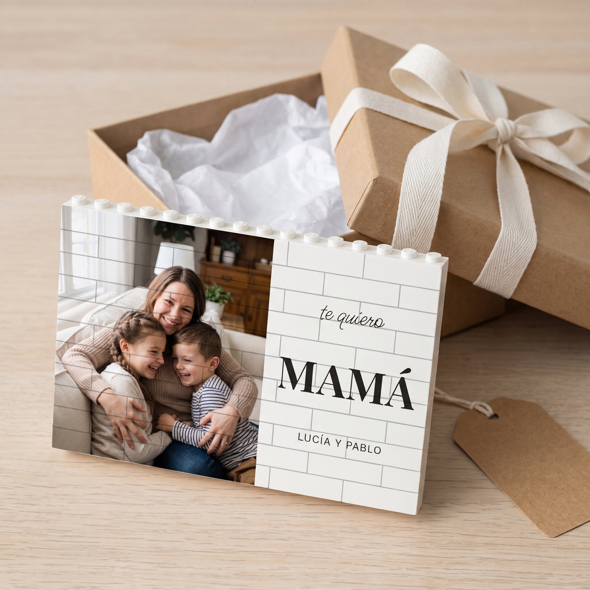 Cuadro de bloques para mamá con foto, junto a la caja de regalo