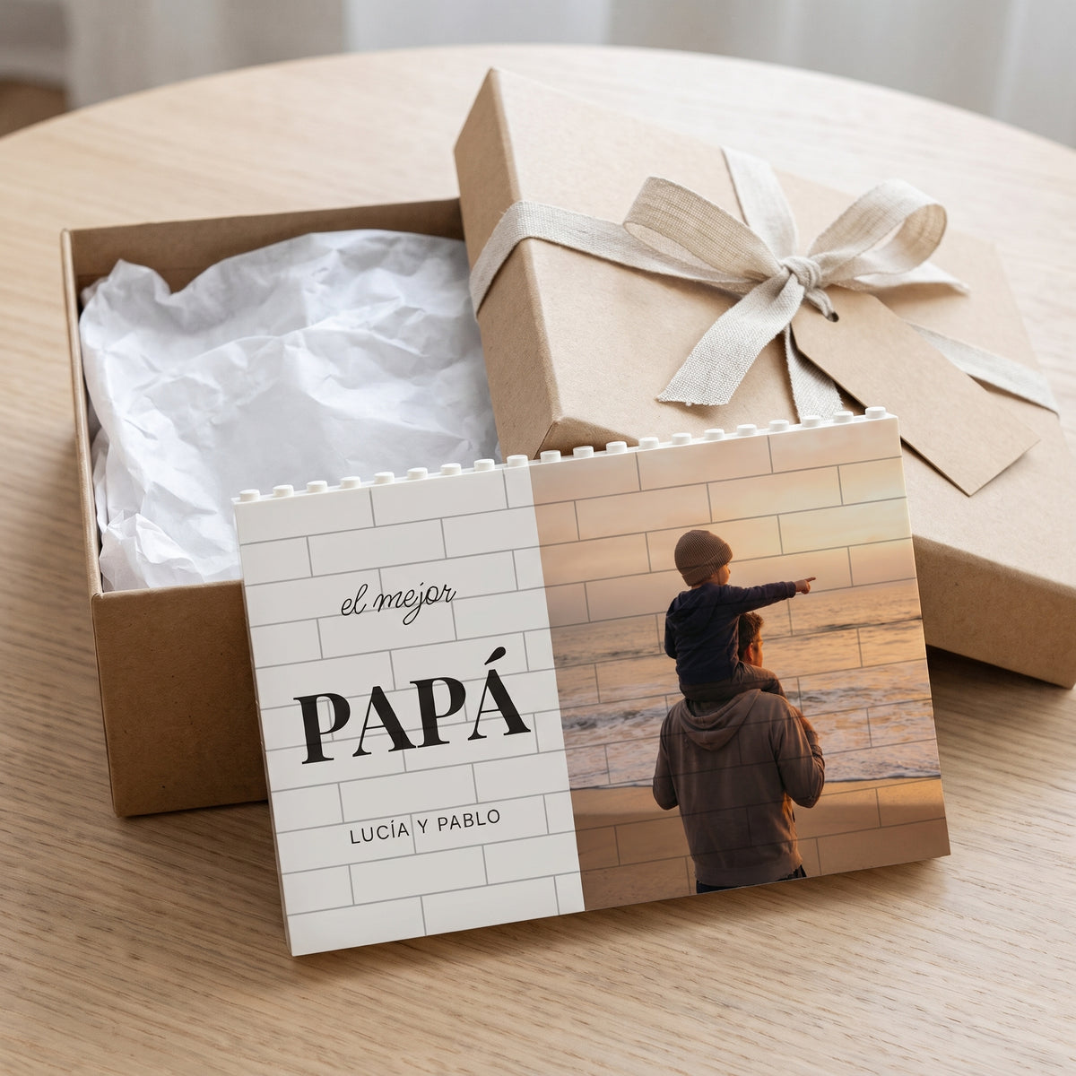 Cuadro de bloques para papá con foto, junto a la caja de regalo