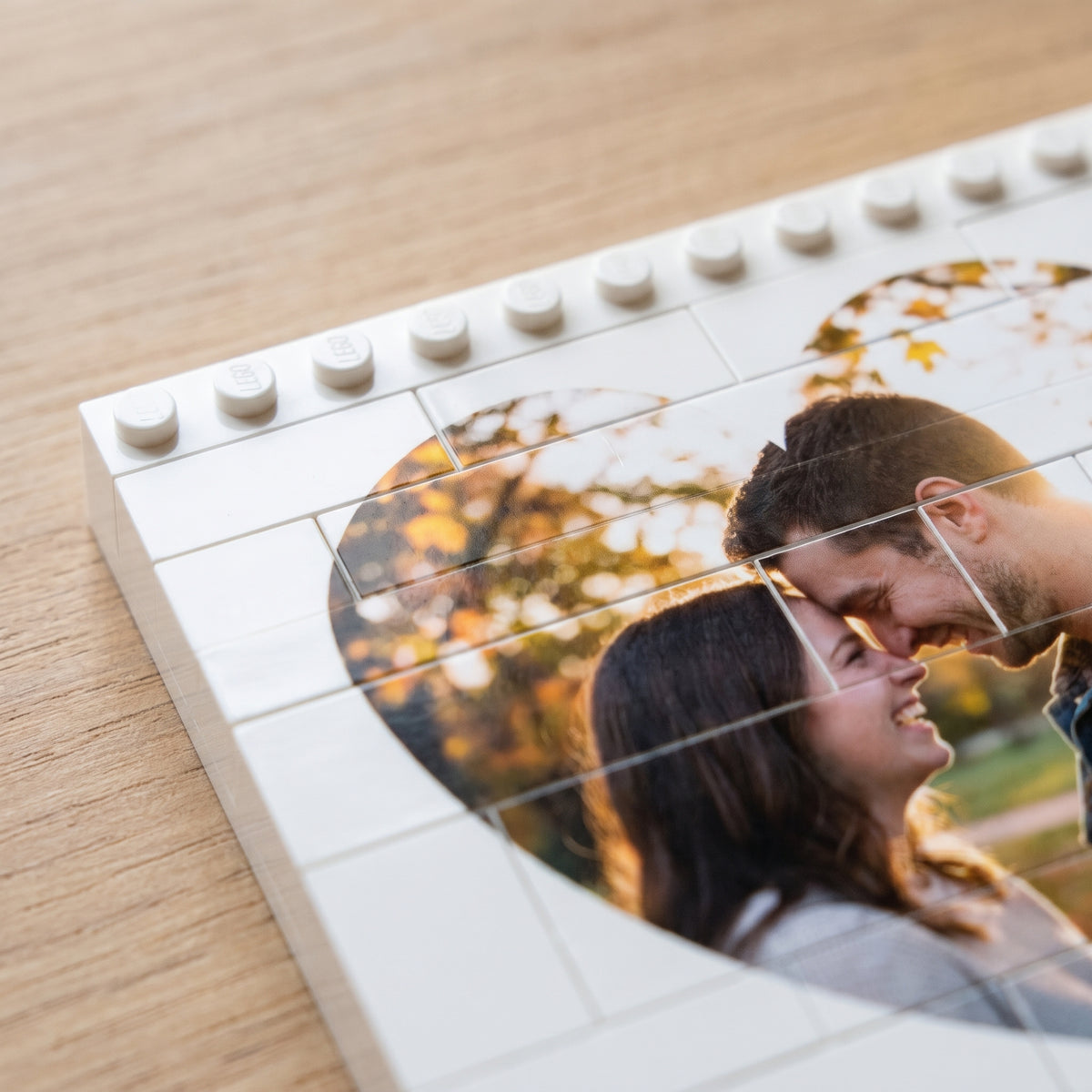 Cuadro de bloques de pareja con foto en corazón, detalle de las tachuelas y las juntas de los bloques