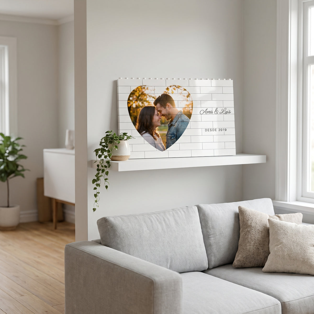 Cuadro de bloques de pareja con foto en corazón, en un salón