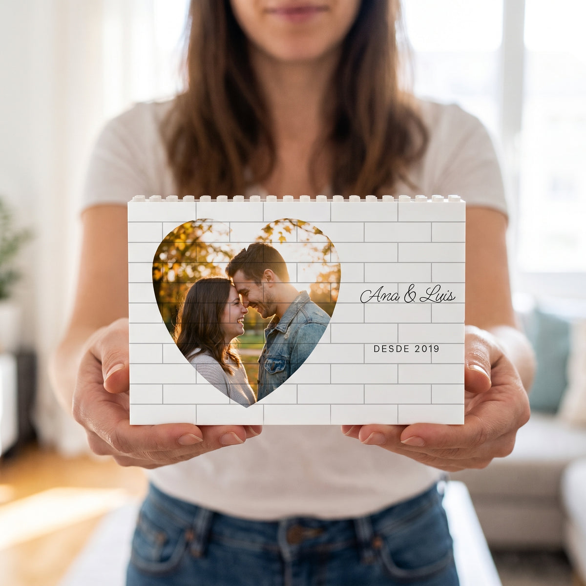 Cuadro de bloques de pareja con foto en corazón, en la mano