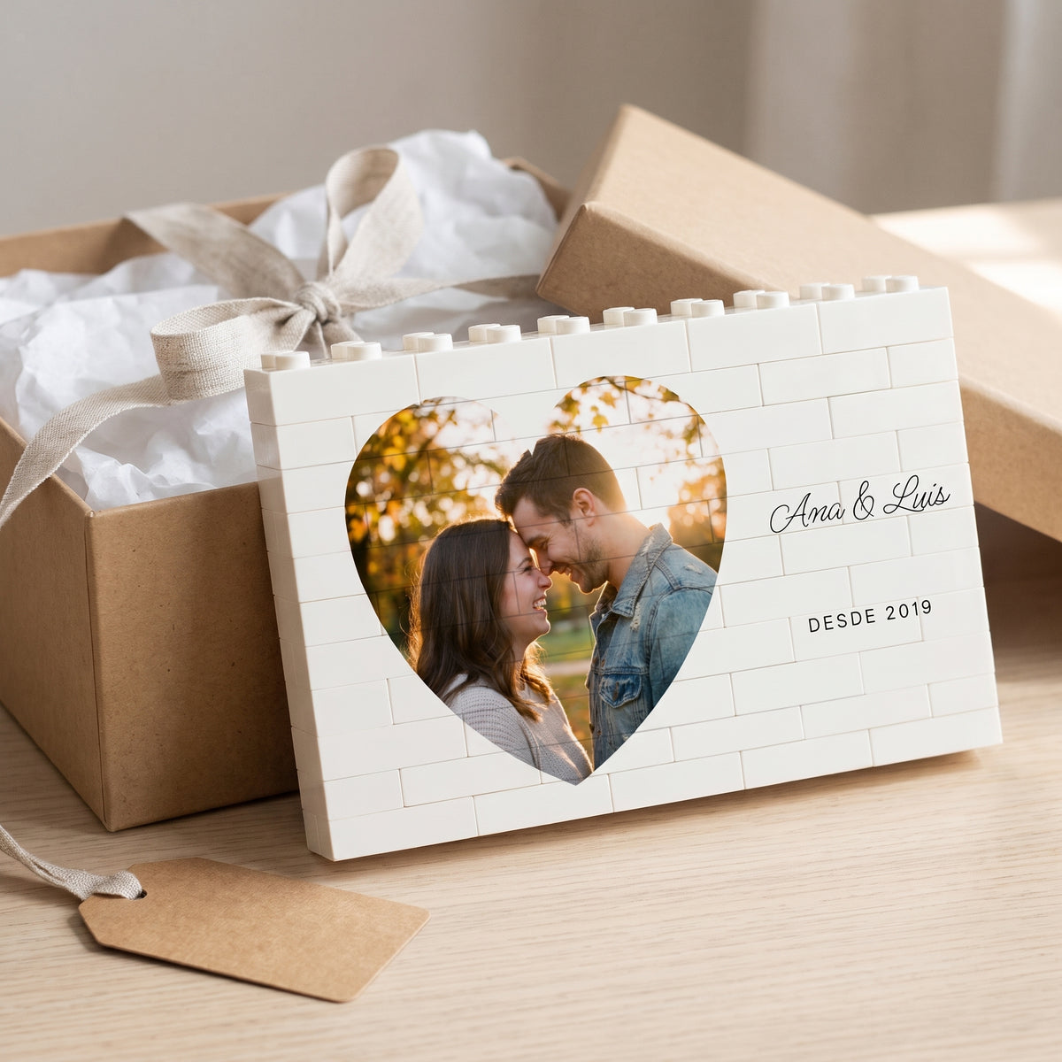 Cuadro de bloques de pareja con foto en corazón, junto a la caja de regalo