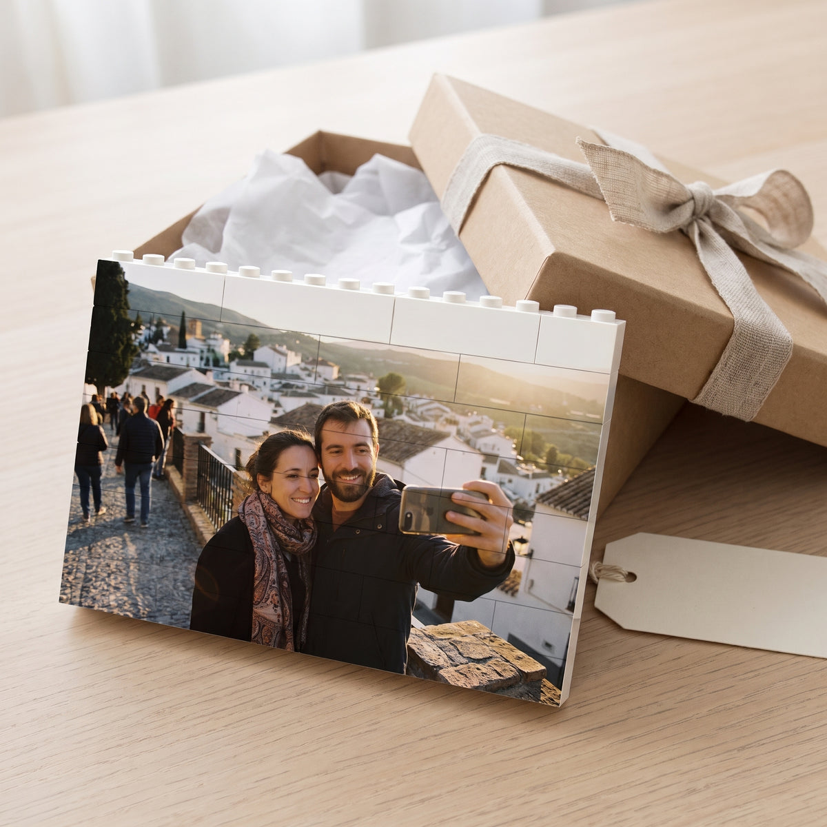 Cuadro de bloques con tu foto, junto a la caja de regalo