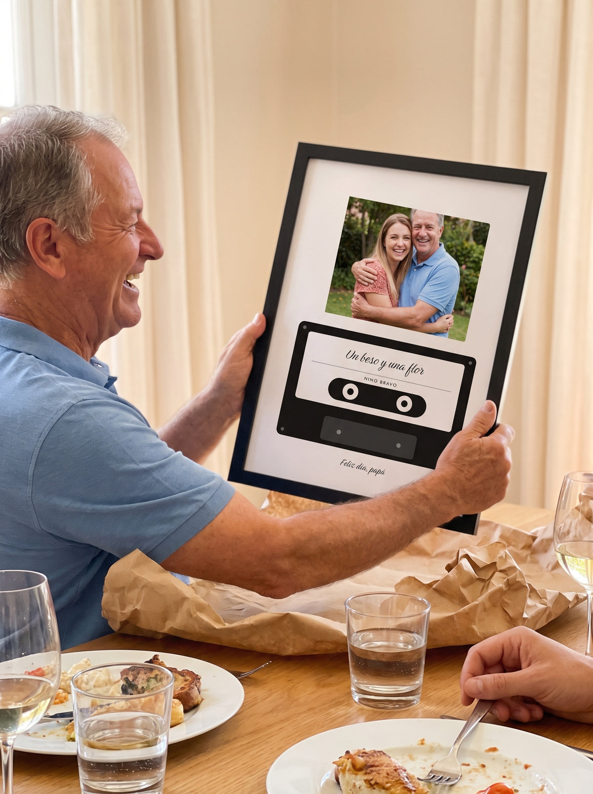 Cuadro canción de papá personalizado (Un beso y una flor · NINO BRAVO · Feliz día, papá) al abrirlo como regalo, con marco negro