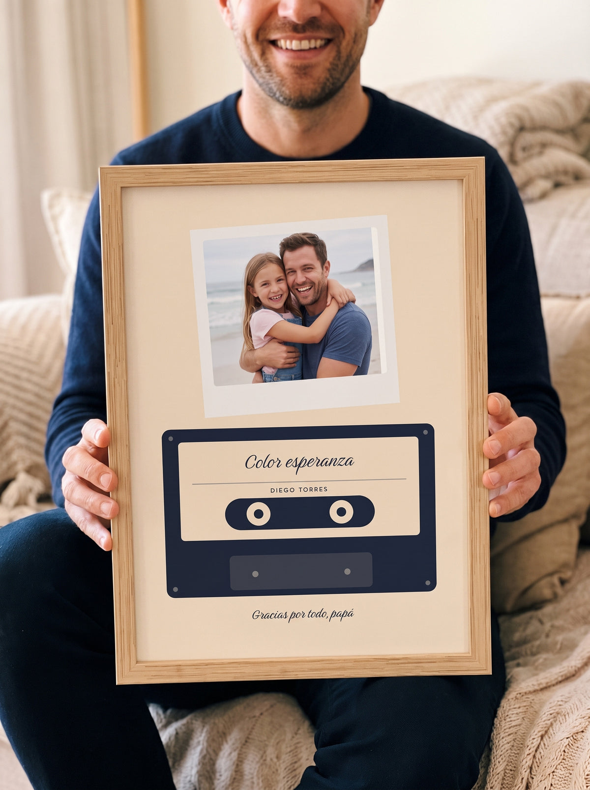 Cuadro canción de papá personalizado (Color esperanza · DIEGO TORRES · Gracias por todo, papá) sostenido entre las manos, con marco de madera