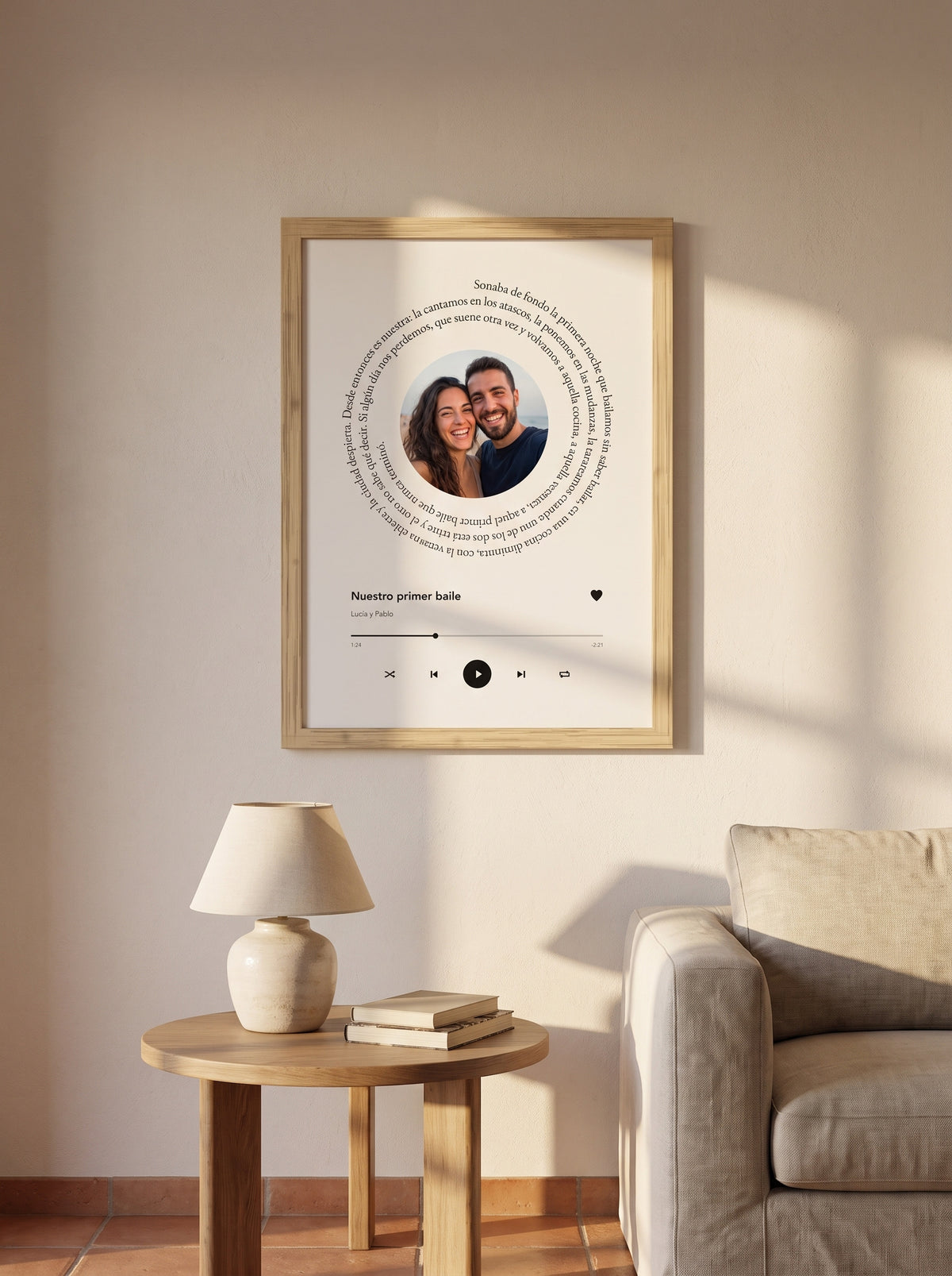 Cuadro con la letra en espiral alrededor de la foto de la pareja, marco de madera, colgado en un salón