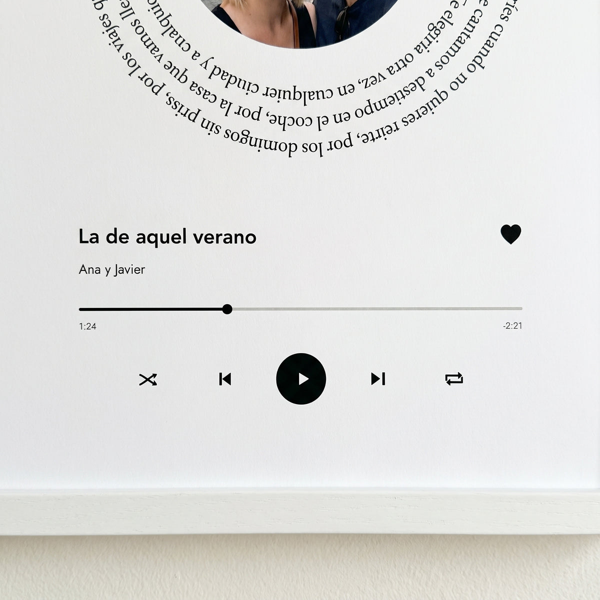 Detalle del reproductor de música impreso en el cuadro, en papel mate