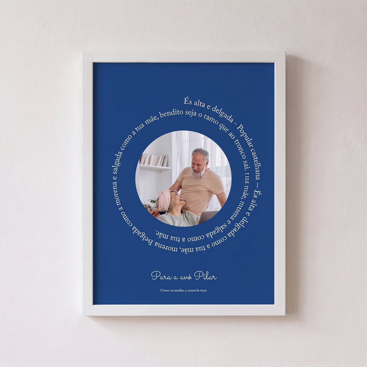 Quadro personalizado azul con la letra de una canção en espiral y la foto de unos abuelos con su nieto