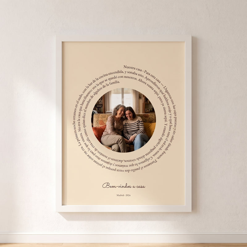 Cuadro canção personalizado de casa nueva con la letra en espiral alrededor de vuestra foto, colgado en una pared clara