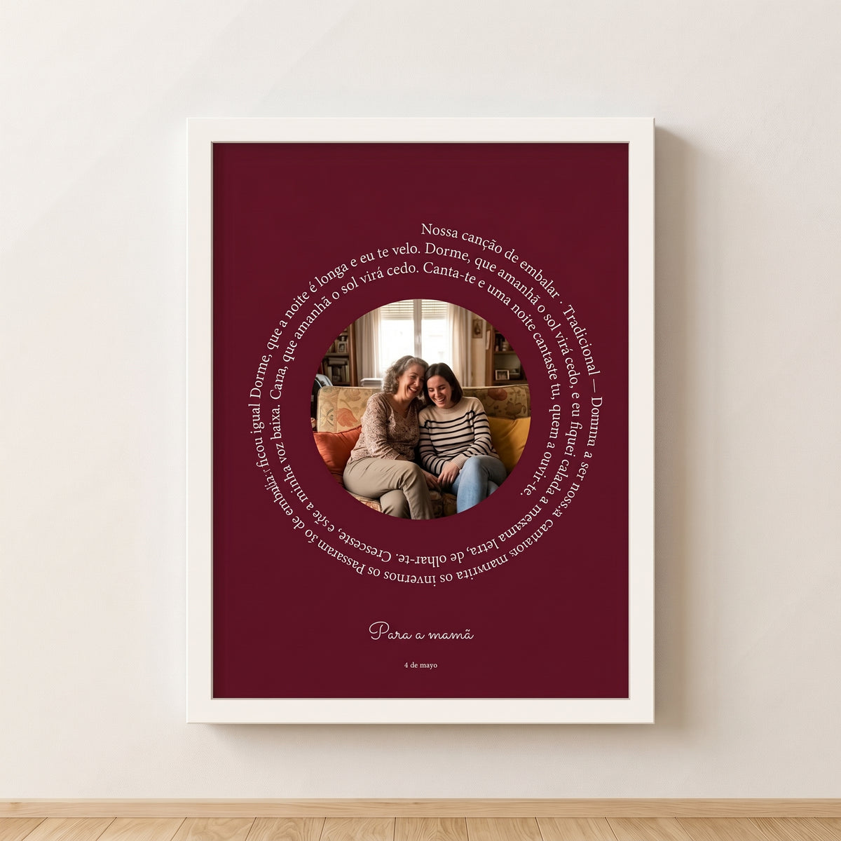 Cuadro canção personalizado Día de la Madre con la letra en espiral alrededor de una foto, colgado en una pared clara