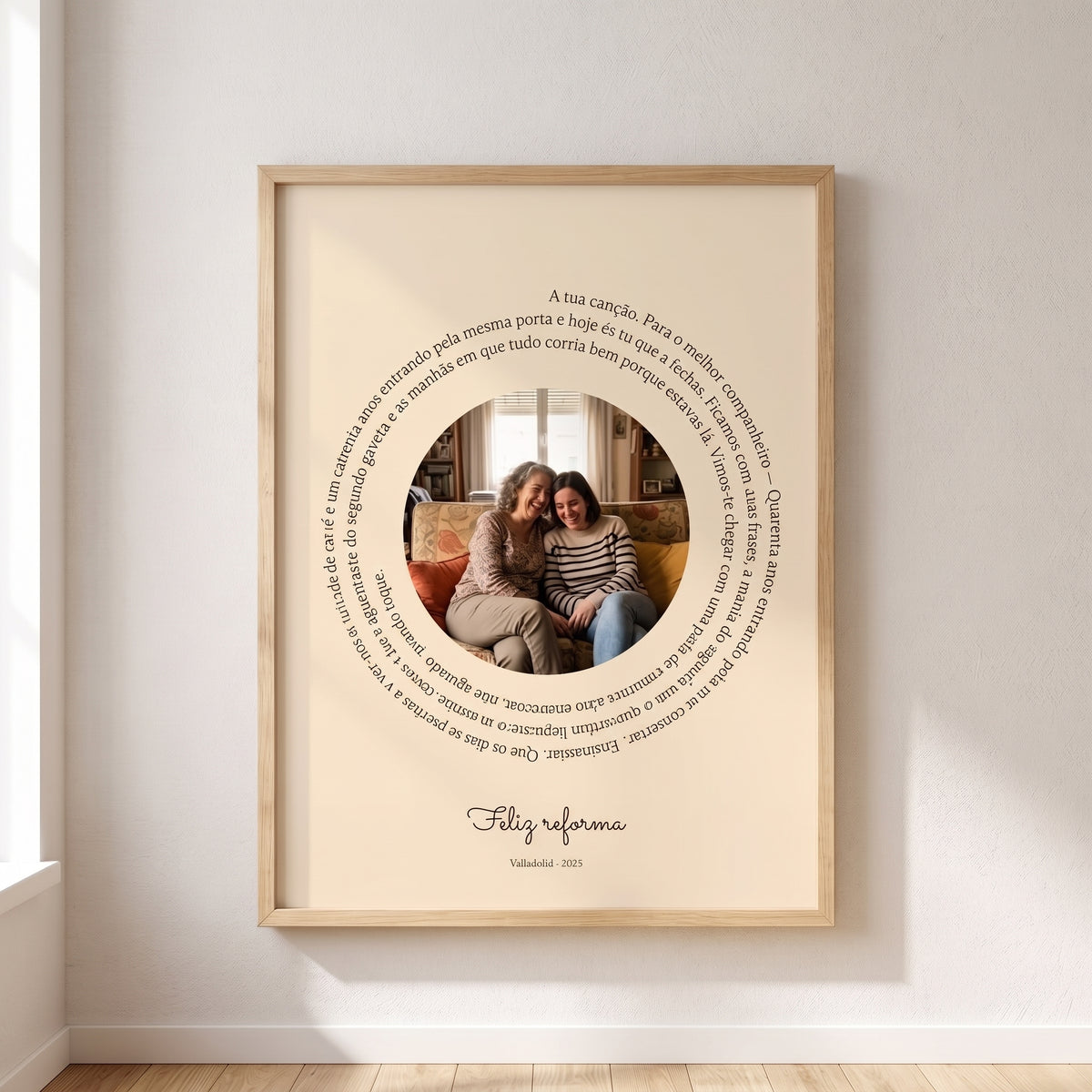 Cuadro canção personalizado de jubilación con la letra en espiral alrededor de su foto, colgado en una pared clara