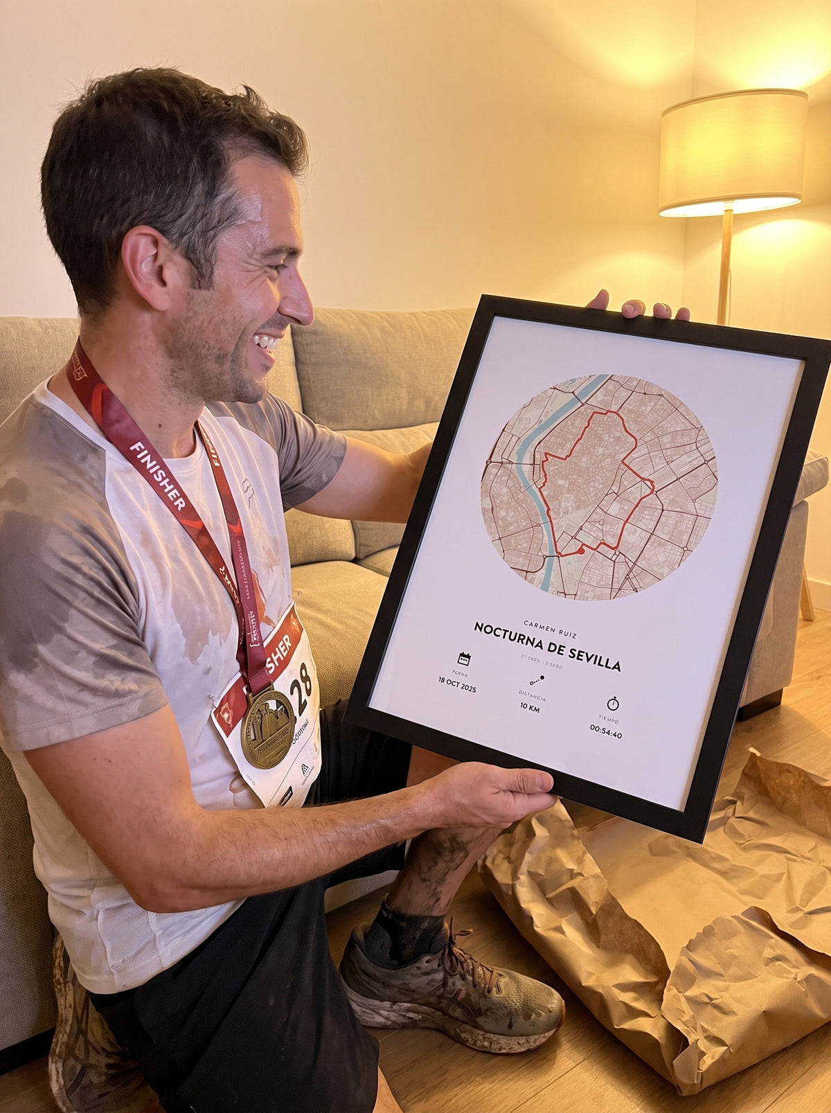 Cuadro de tu carrera personalizado (Carmen Ruiz · Nocturna de Sevilla) al abrirlo como regalo, con marco negro