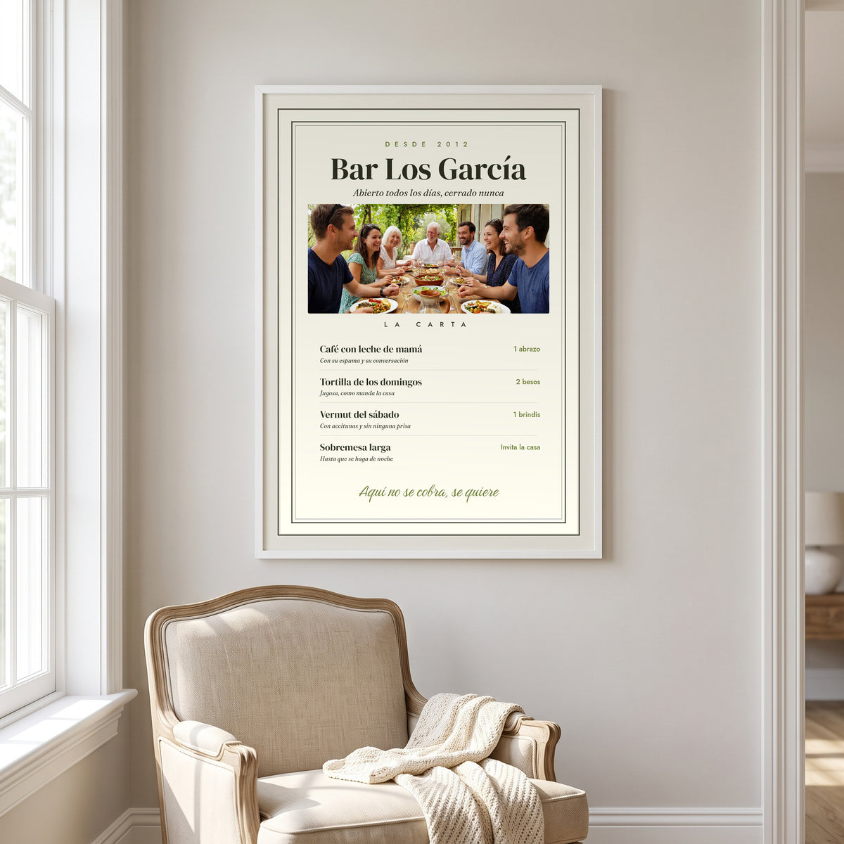 Cuadro «La carta de casa» personalizado, la carta del Bar Los García, con foto y marco blanco sobre un sillón