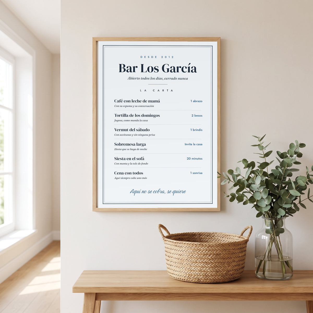 Cuadro «La carta de casa» personalizado, la carta del Bar Los García, con seis platos y marco de madera en el recibidor