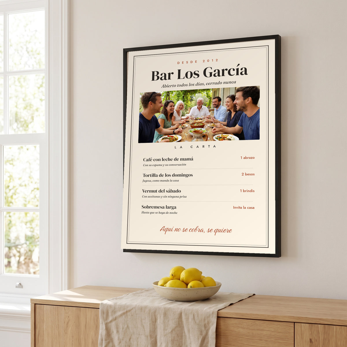 Cuadro «La carta de casa» personalizado, la carta del Bar Los García, con la foto de la comida familiar, colgado en el comedor