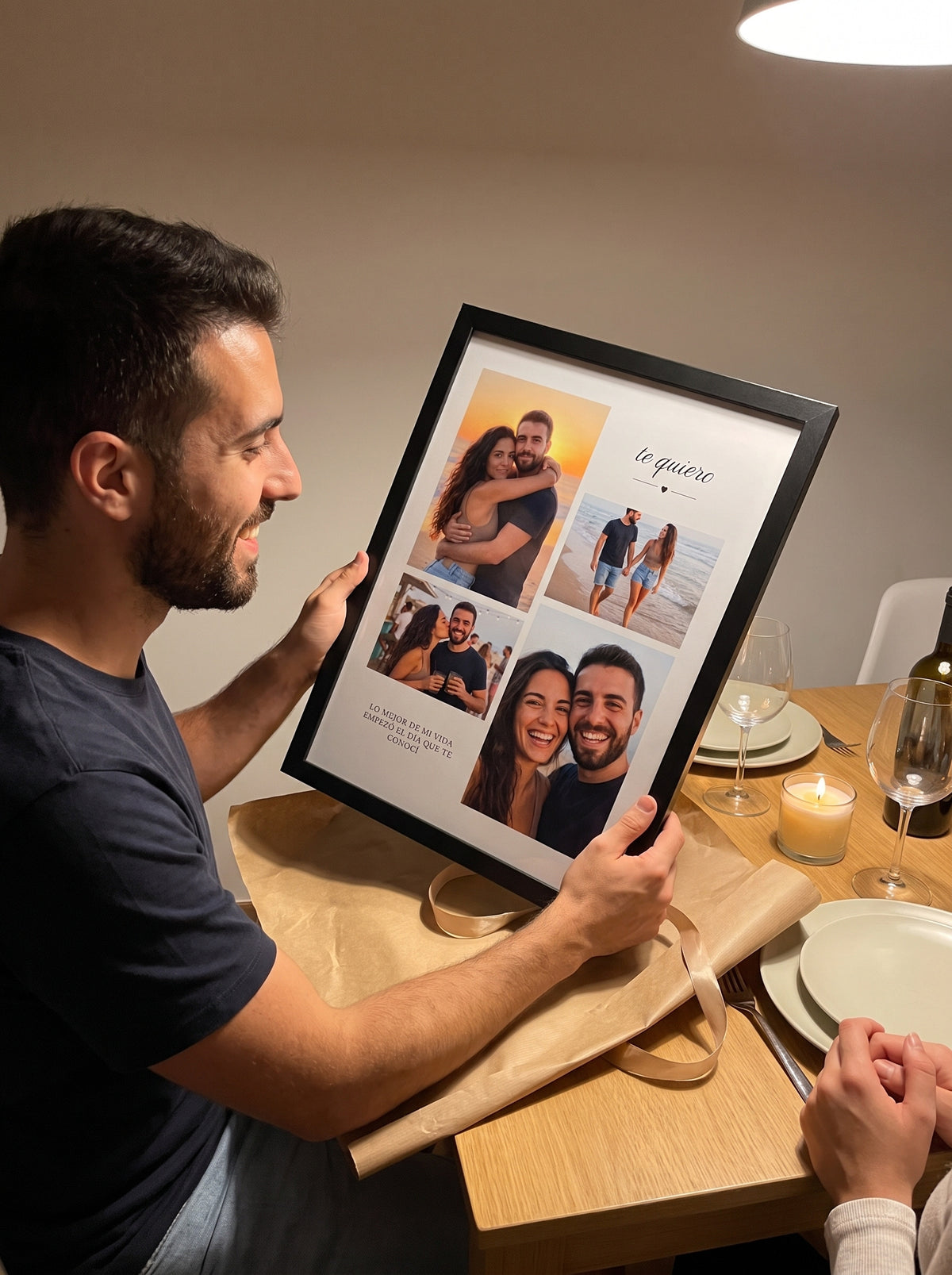 Un hombre desenvuelve en una cena de aniversario el cuadro collage con las fotos de la pareja en la playa