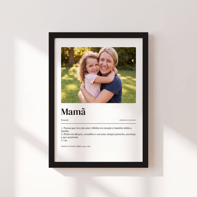 Cuadro Descripción de Mamá como una entrada de diccionario, con la foto de una madre abrazando a su hija y sus acepciones, con marco negro