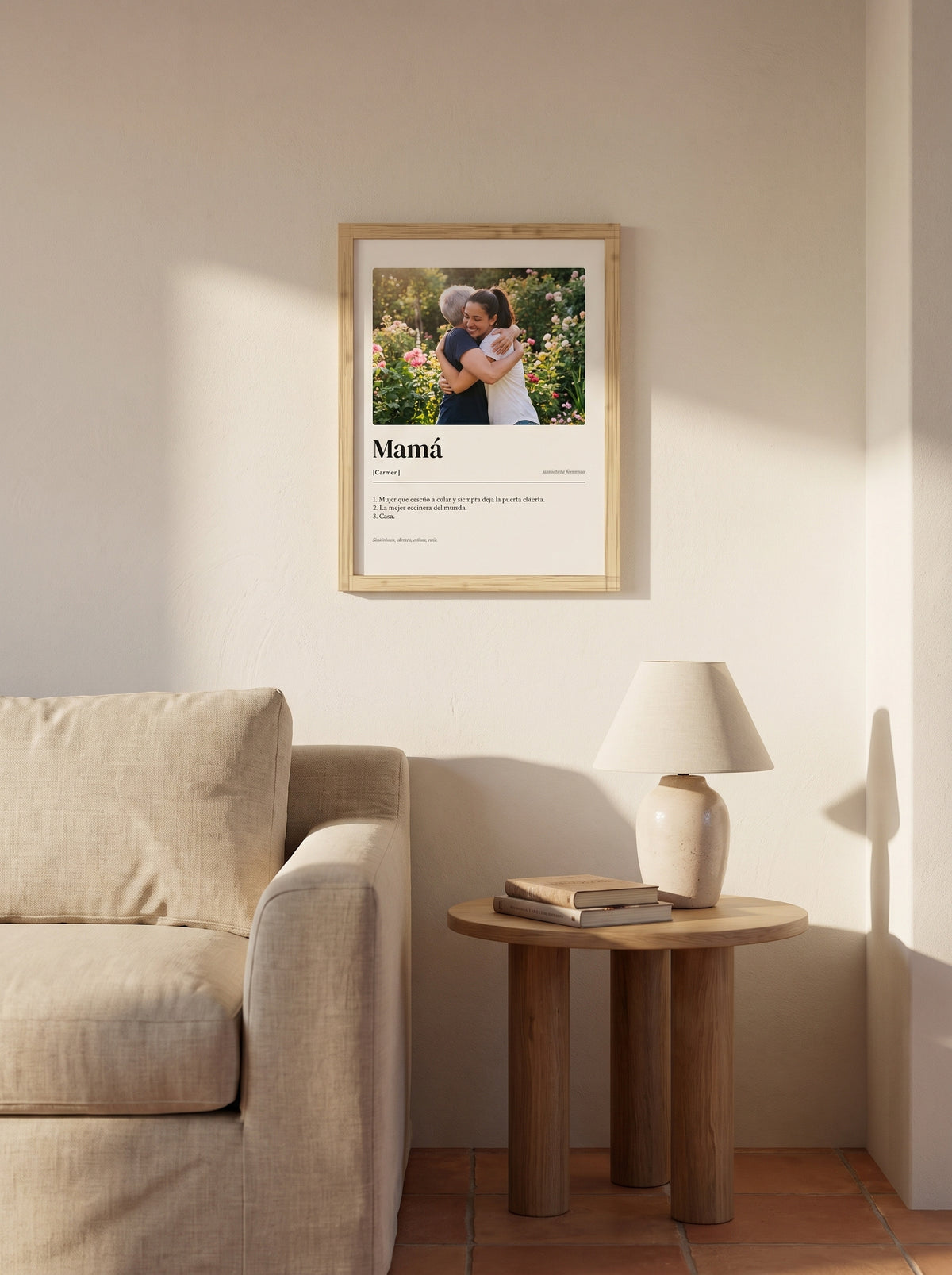 Cuadro Descripción de Mamá personalizado (Mamá · [Carmen] · sustantivo femenino · Sinónimos: abrazo, calma, raíz.) colgado en un salón, con marco de madera