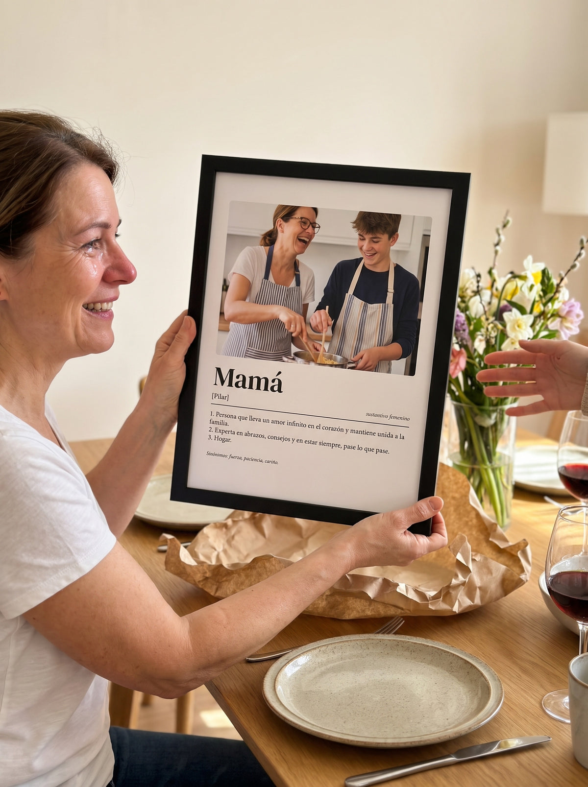 Cuadro Descripción de Mamá personalizado (Mamá · [Pilar] · sustantivo femenino · Sinónimos: fuerza, paciencia, cariño.) al abrirlo como regalo, con marco negro