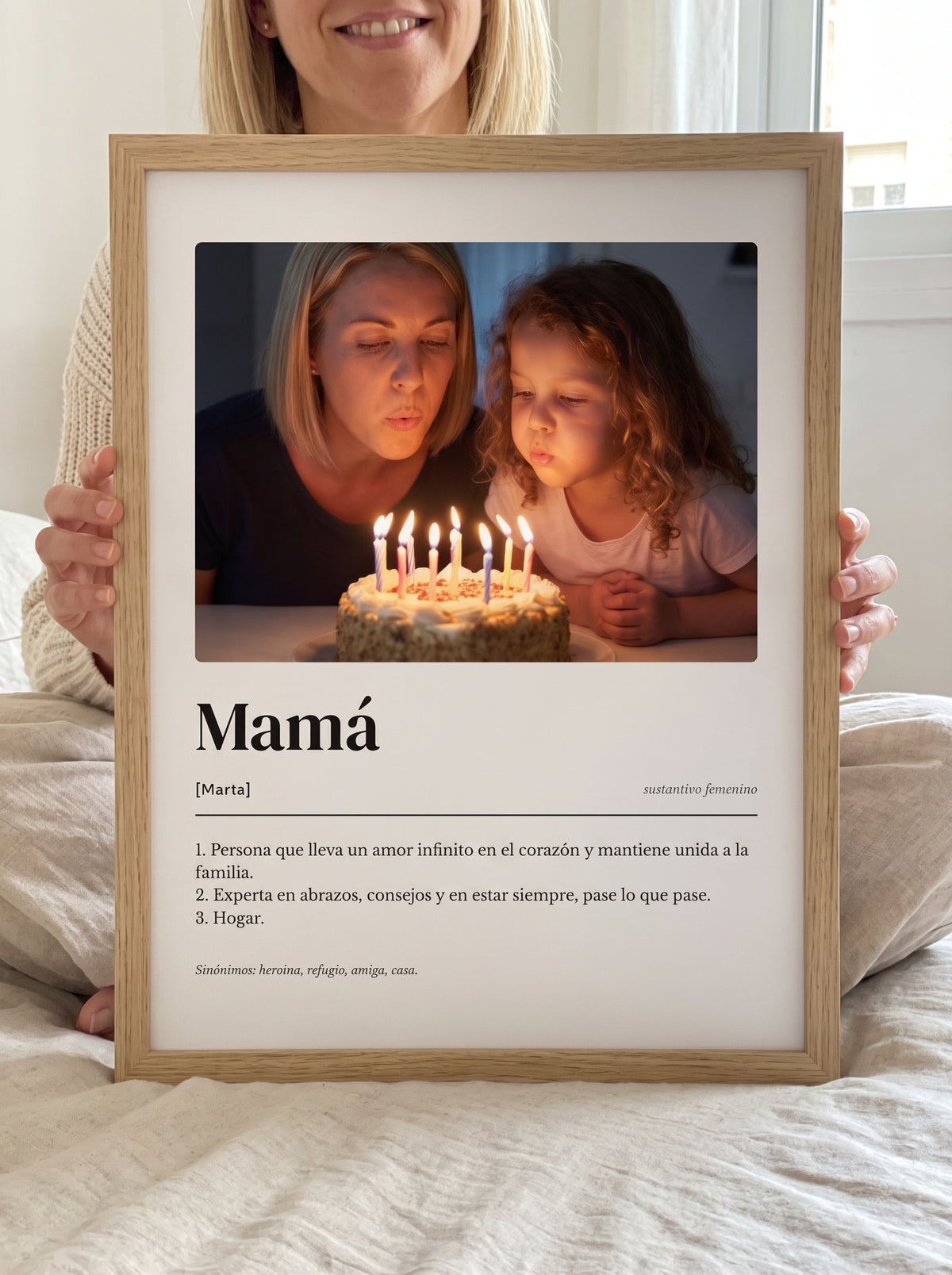 Cuadro Descripción de Mamá personalizado (Mamá · [Marta] · sustantivo femenino · Sinónimos: heroína, refugio, amiga, casa.) sostenido entre las manos, con marco de madera