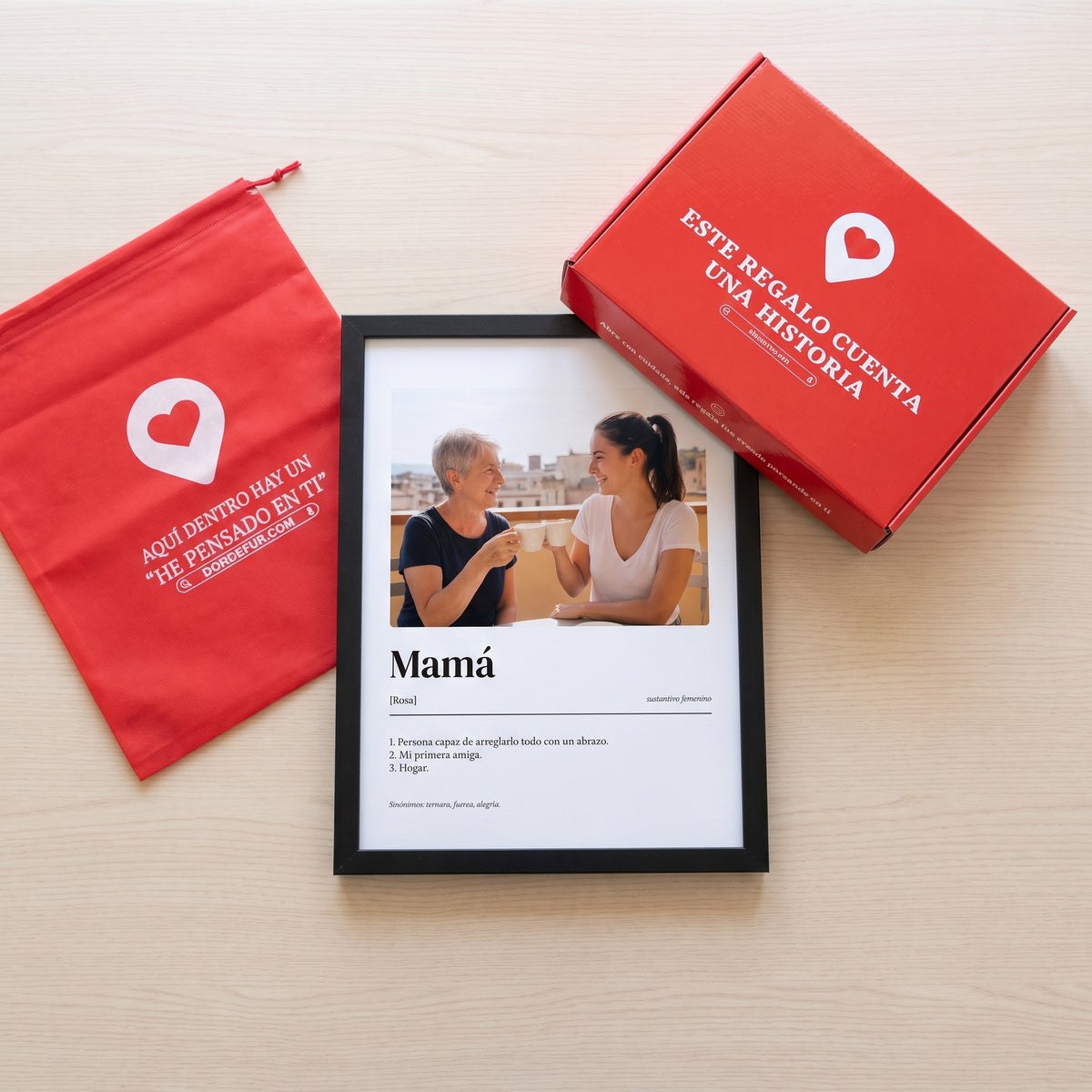 Cuadro Descripción de Mamá personalizado (Mamá · [Rosa] · sustantivo femenino · Sinónimos: ternura, fuerza, alegría.) junto a la caja roja y la bolsa de tela roja en que se envía